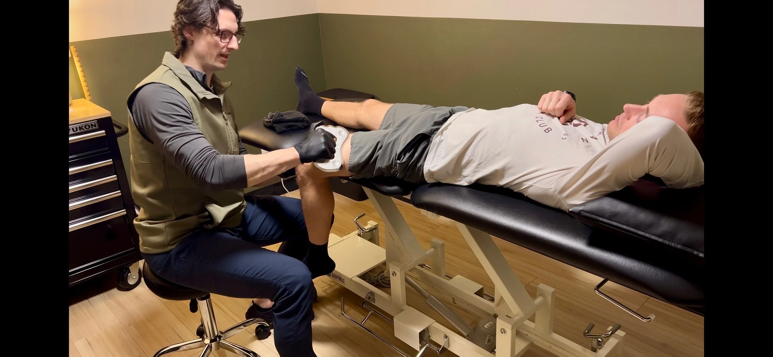 Dr. Ryan Eckert performing IASTM to a runner with knee pain.