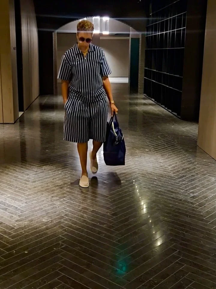 Fits before flags with Desiree Abrams. Week 5 🏆

Stripes are her uniform on game day. Week 5 of the college season, she's wearing the off-duty kind. Same pattern, her own twist. 

Here's the play:

1. The set: Matching polo and shorts in a blue and 
