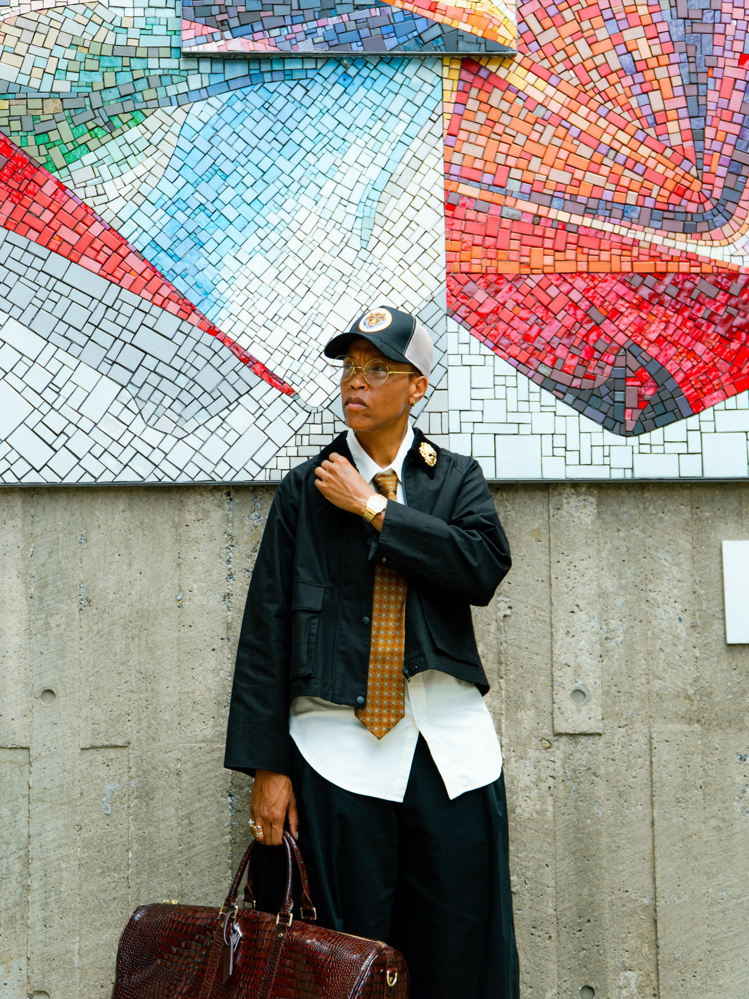 Fits before flags with Desiree Abrams. Week 7 🏆

Last week was streetwear. Week 7 of the college season, Desiree keeps the same easy attitude and dresses it up. Her own brooch collection, a 1980s tie from my dad&rsquo;s closet, and trousers cut for 
