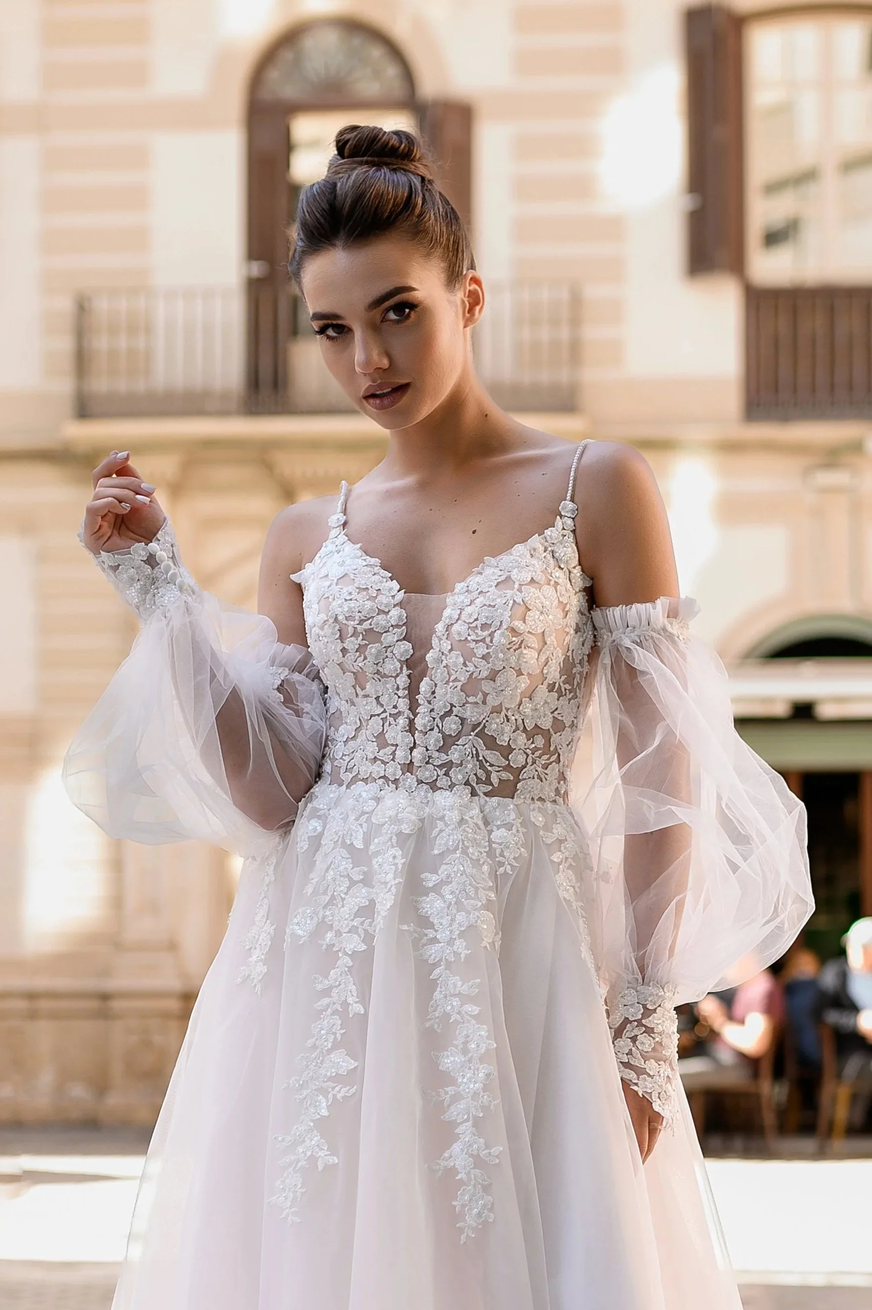 Robe de mariée romantique avec fines bretelles et appliqués de dentelle