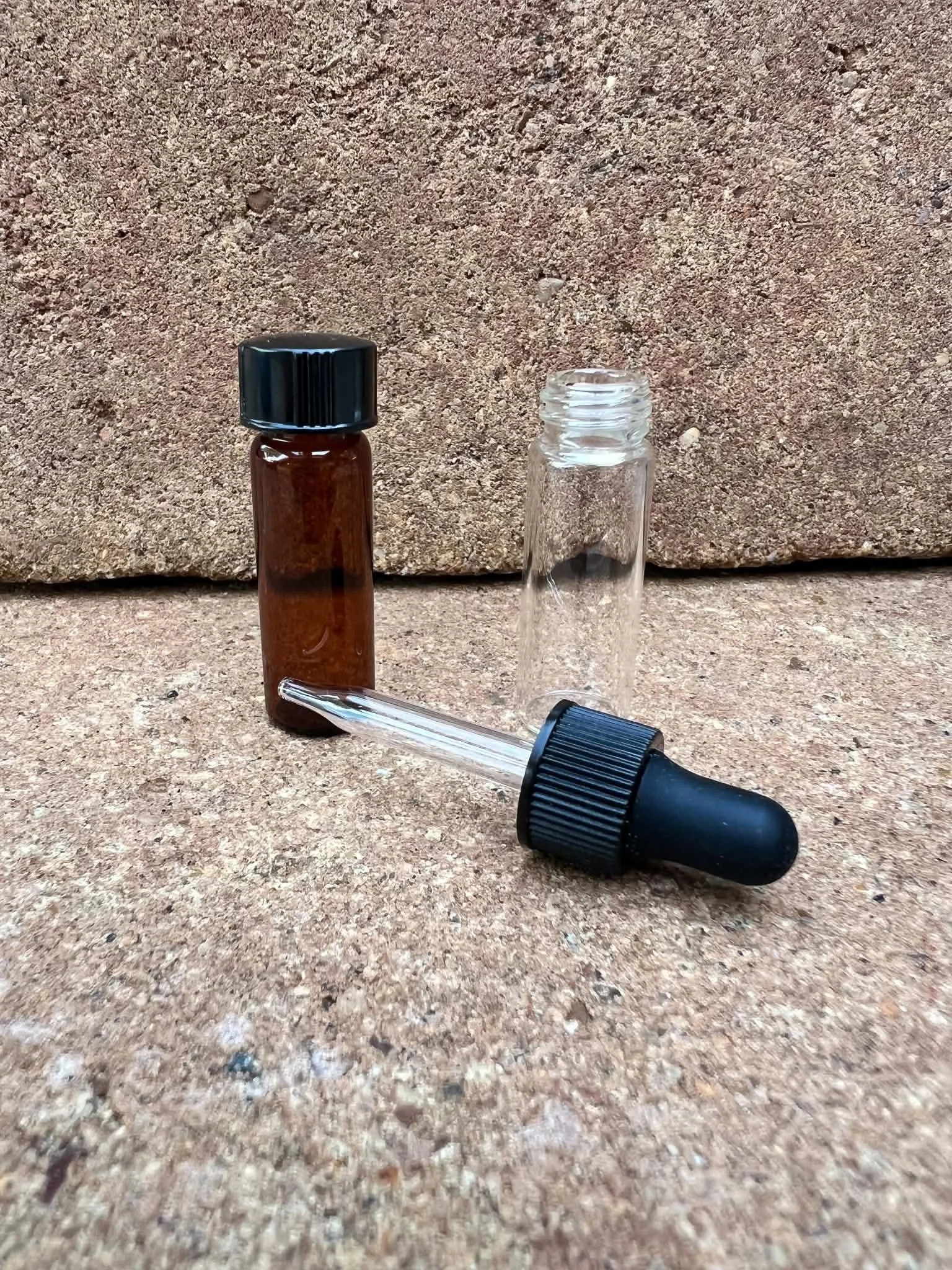 1 Dram oil storage set for scent work and nose work handlers with amber glass bottle and glass dropper storage bottle.