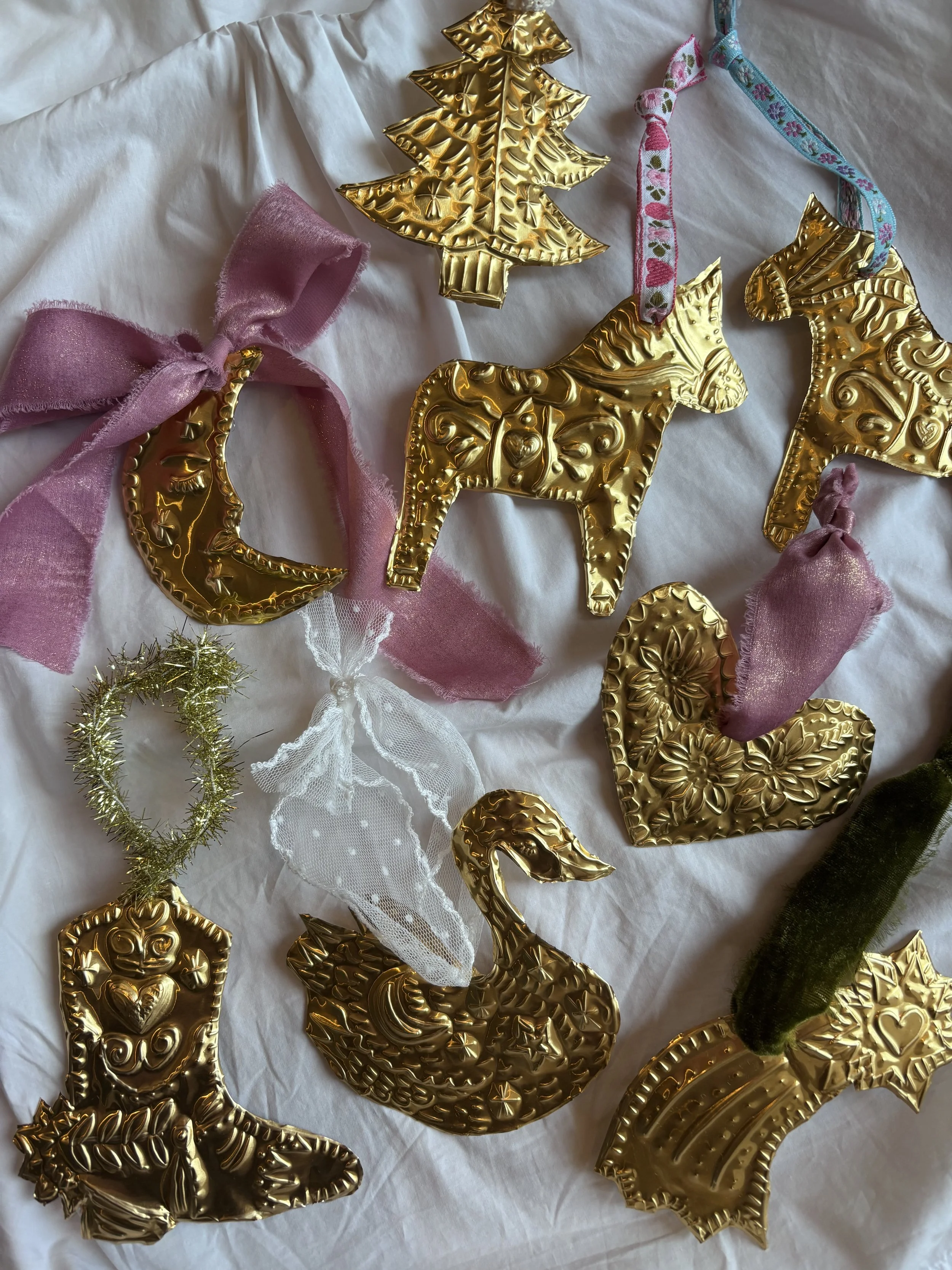 Create Embossed Foil Ornaments with&nbsp;Celine Bukulow