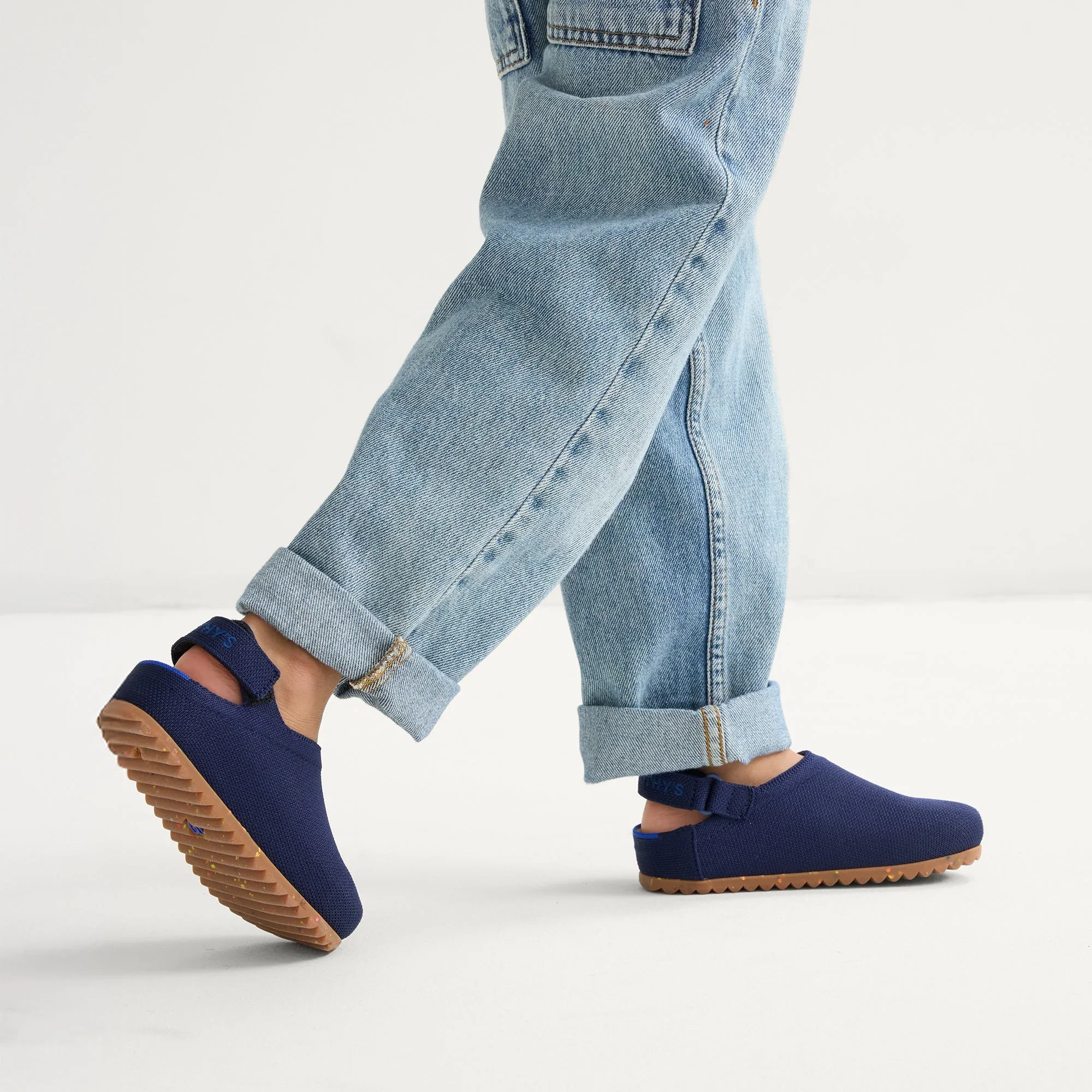 443_Kids_Clog_U_Topline_Deep_Navy_On_Figure_2284.webp