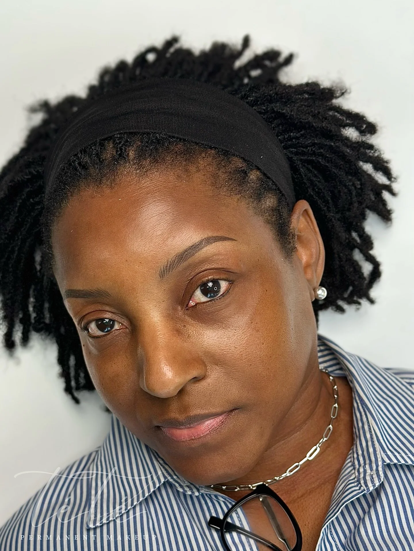 My client was tired of penciling in her brows every morning.
She mentioned that one time she had to redo her brows five times😢. We went with combo brows to add definition while keeping everything natural and not too bold.
A look that makes getting r