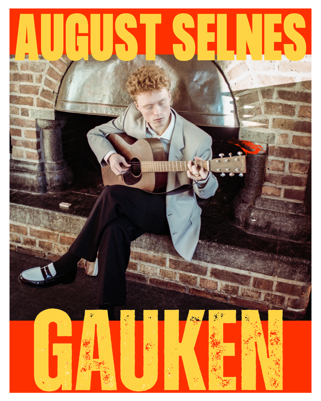 August Selnes fangar rommet med ei framføring som er like kraftfull som ho er nedtona. Med gitar, munnspel og ei røyst som treff, serverer han forteljingar som er melankolsk vare, hysterisk morosame og nådelaust ærlege.
Konsertane har hausta toppkrit