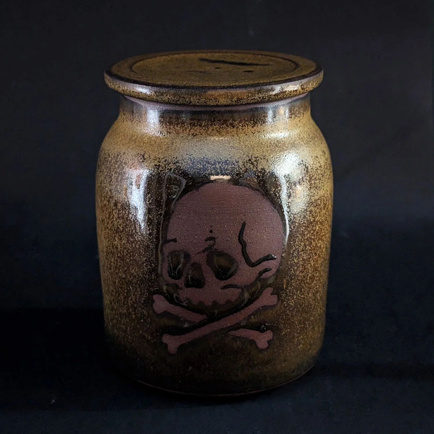 skull-and-crossbones-urn-DP10026-2.jpg