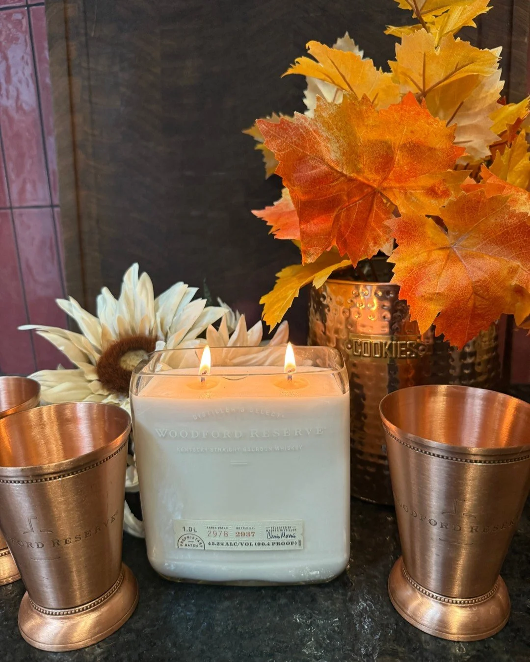 a flicker of autumn 🍂 

notes of amber, sandalwood, and leather meet a soft hint of jasmine before it's poured into our recycled Woodford Reserve candle for a scent that feels as smooth as it smells.