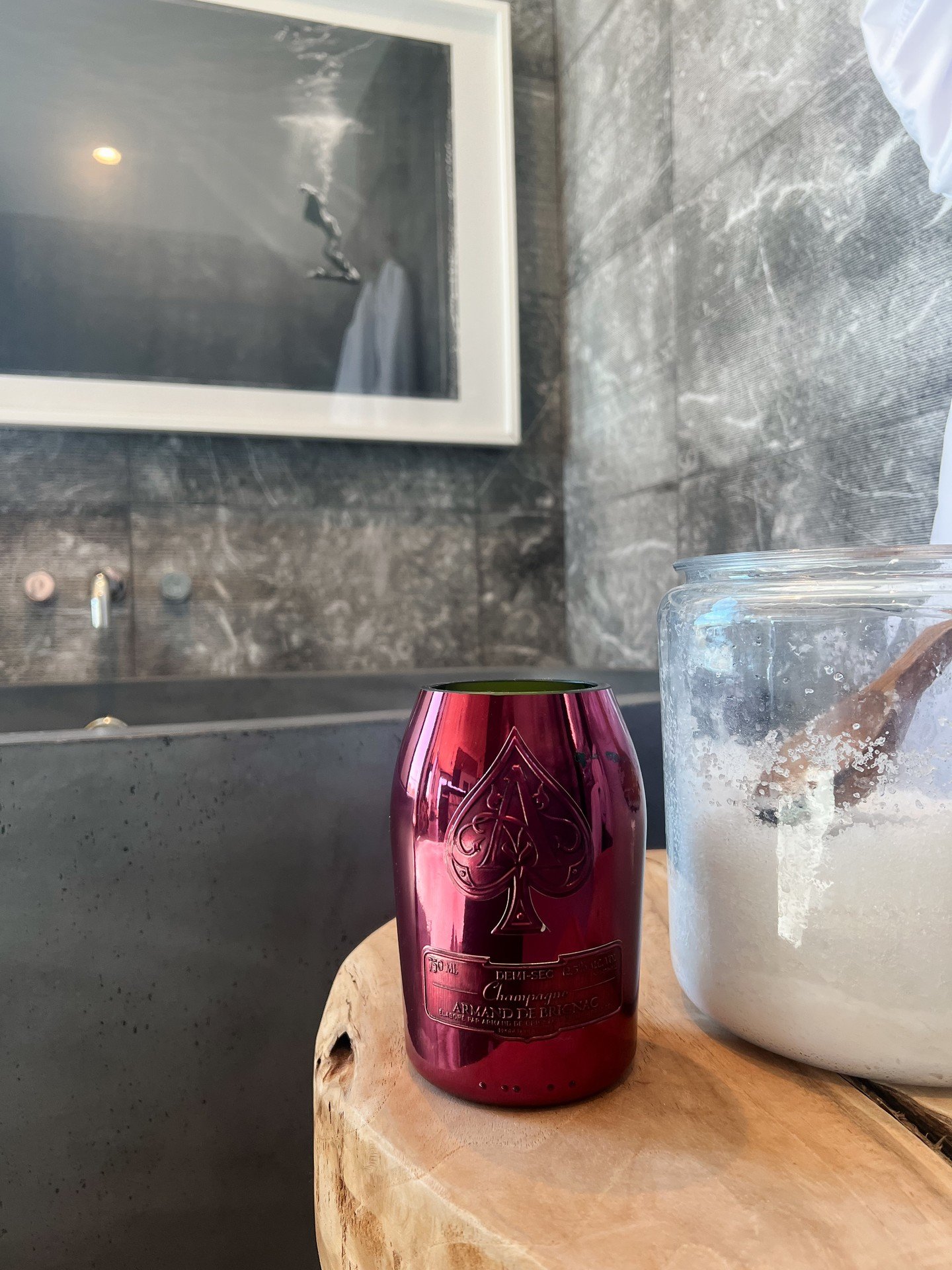 love (&amp; our signature scent) is in the air 💌 wishing you all a happy Valentine's Day!