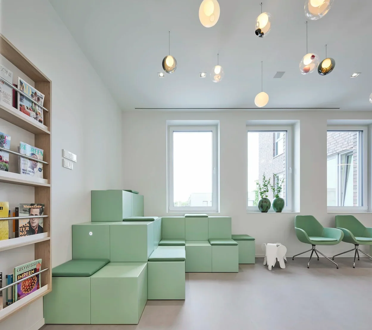 wartebereich-kieferorthopaedie-mintgruene-aull.webp