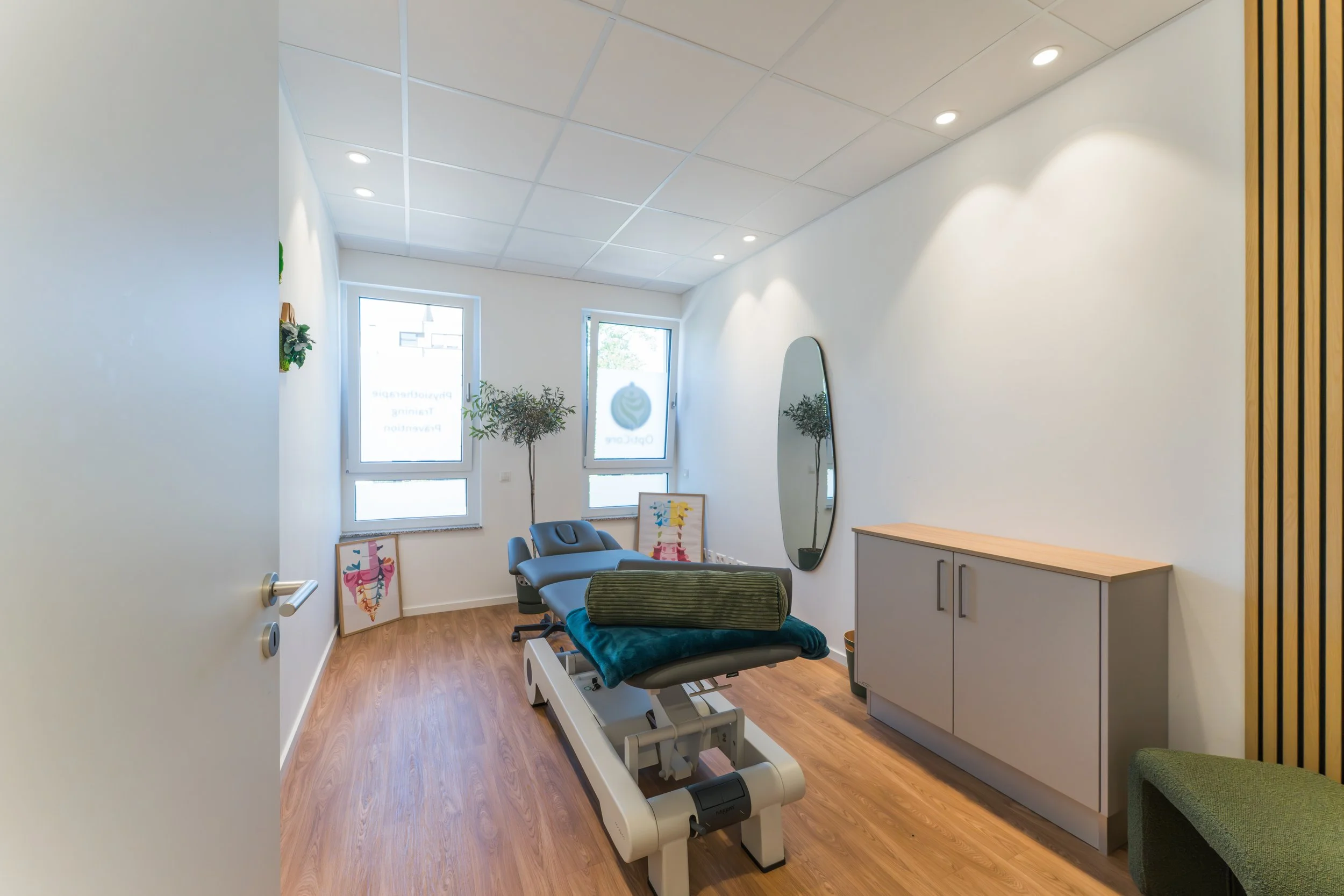 Arzt im Gespräch mit Patient in modern gestalteter Facharztpraxis mit durchdachter Innenarchitektur.