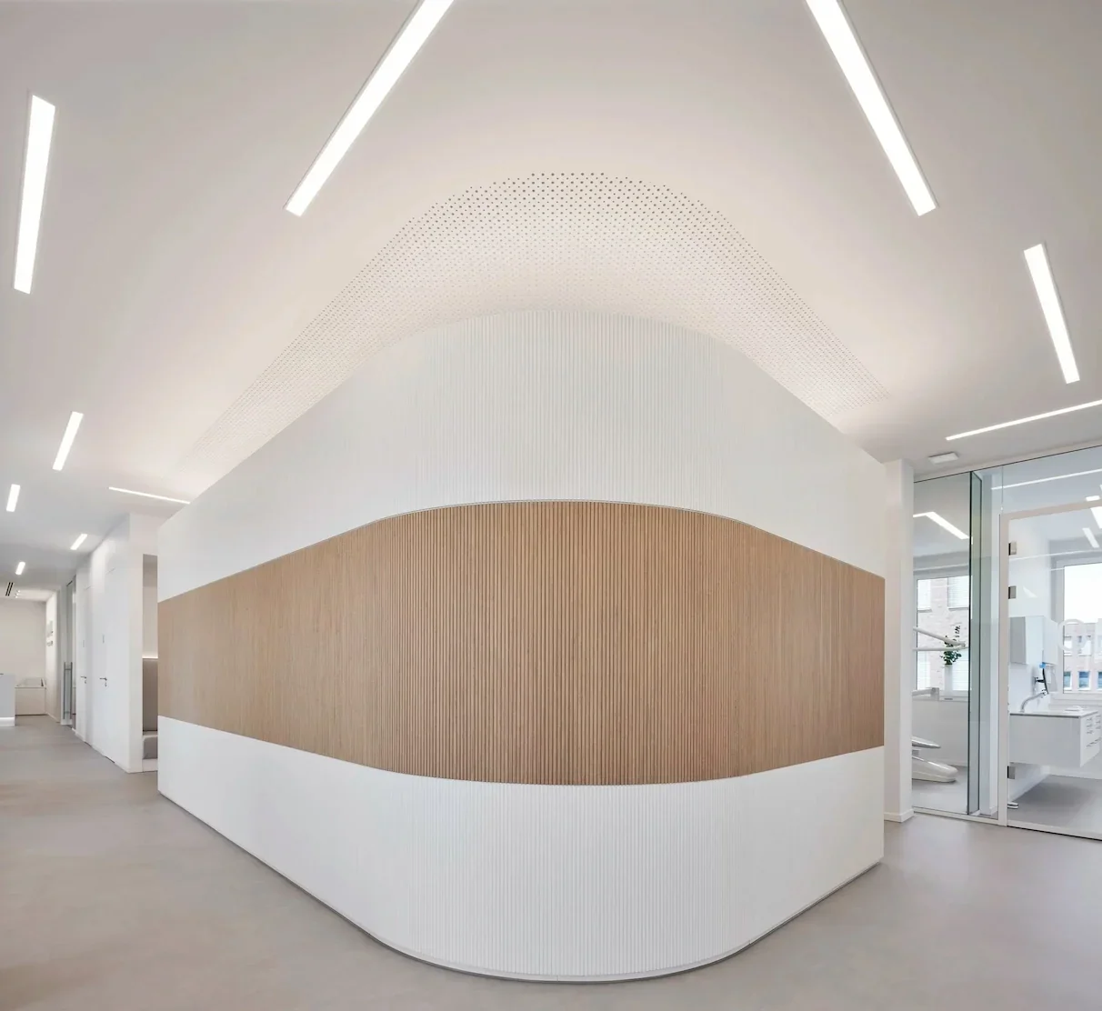 Innenarchitektur einer modernen Zahnarztpraxis mit maßgefertigter Wandgestaltung und hochwertigem Praxisdesign