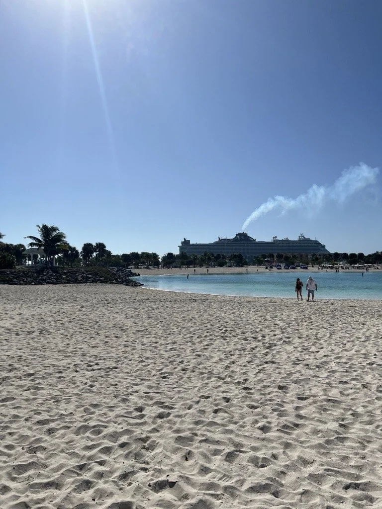 From Beaches to Boardrooms: How to Mix Relaxation and Revenue on Your Next Trip 