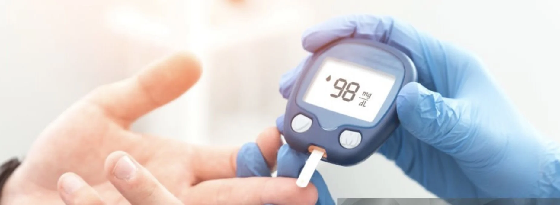 Un laboratorio con un medico che controlla il livello di lattato nel sangue di una persona usando un misuratore di lattato.