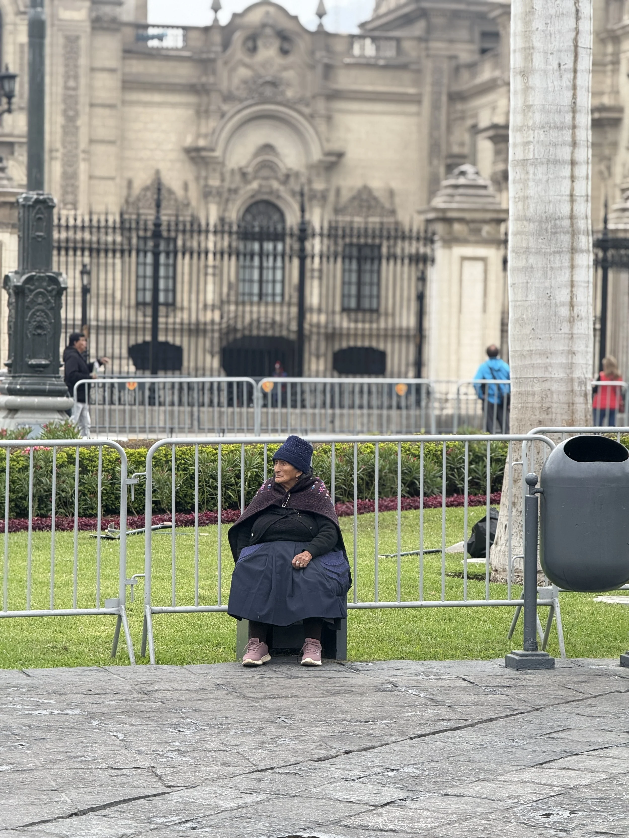 viejita-sentada-plaza-mayor-lima-2025.jpg