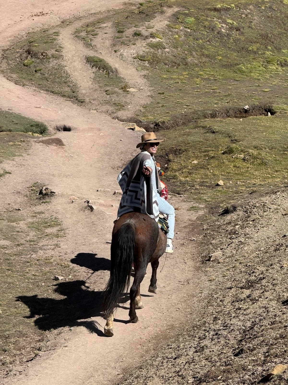 montana-7-colores-yasmany-a-caballo-peru-2025.jpg