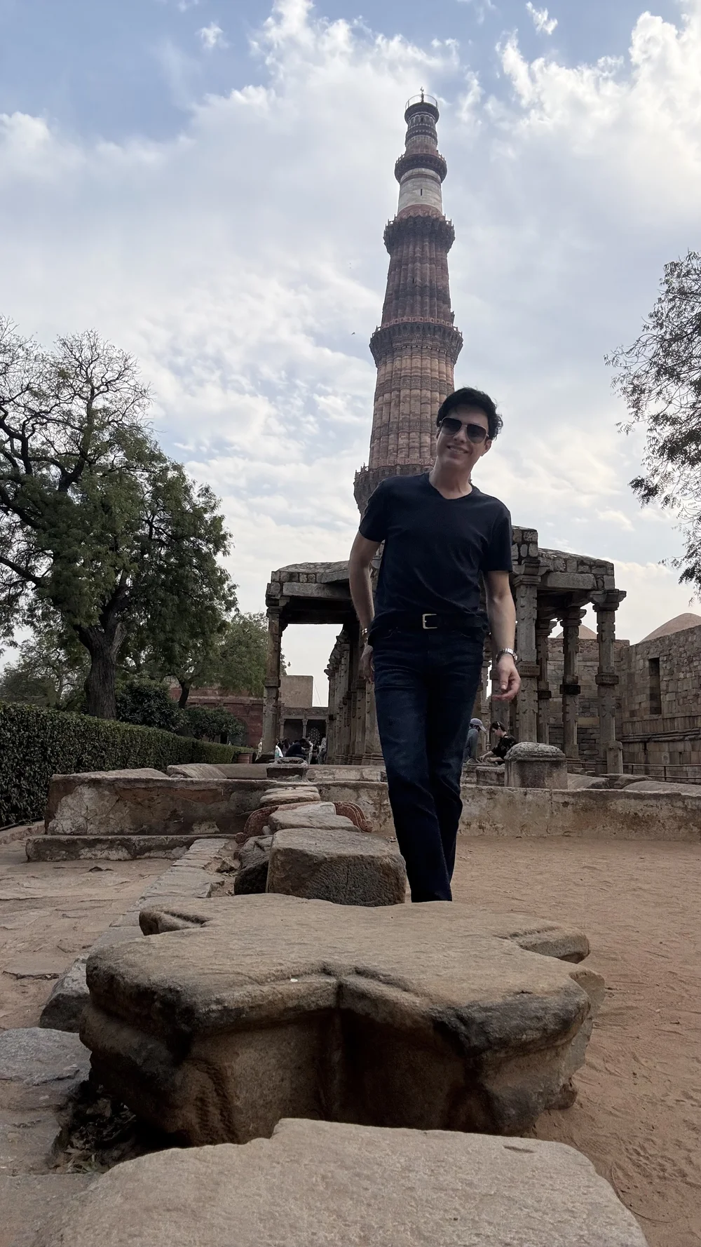 yasmany-en-qutb-minar-qutb-complex-new-delhi-india-febrero-2025-01.jpg