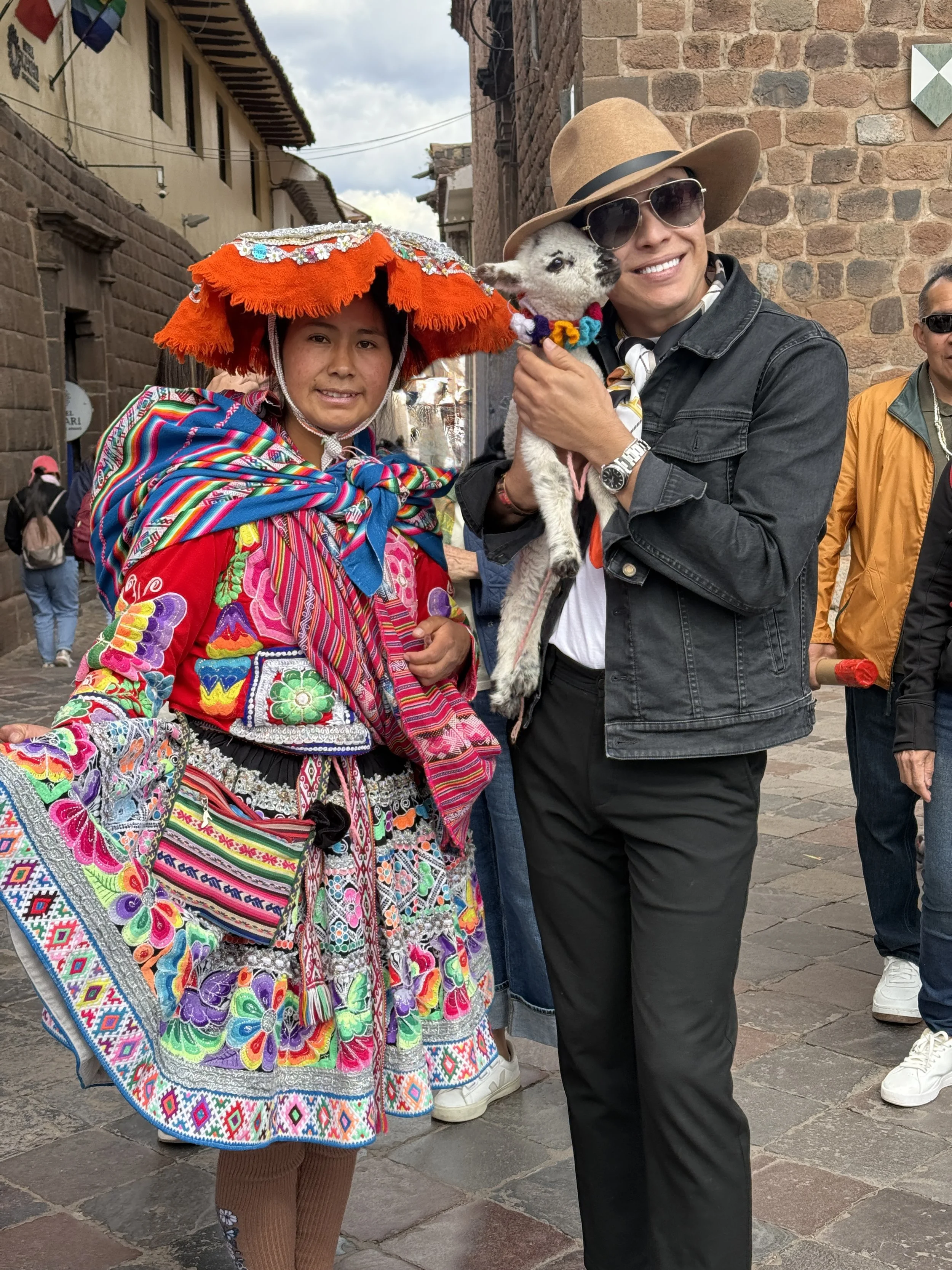yasmany-con-baby-alpaca-cusco-peru-2025.jpg