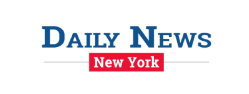 Logotipo de Daily News New York con texto en azul, y rojo
