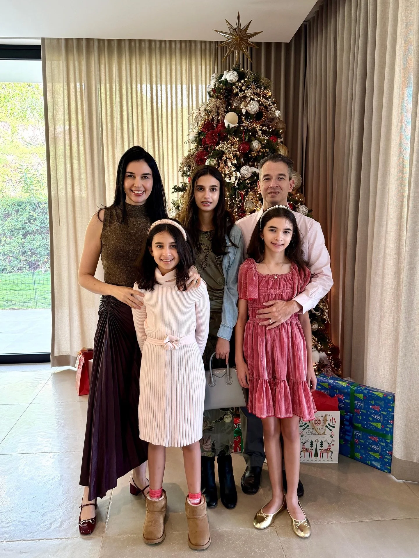 Las tradiciones cambian, los a&ntilde;os tambi&eacute;n, pero el valor de compartir en familia siempre se queda. Les deseo una Navidad llena de presencia, cari&ntilde;o y momentos que valen m&aacute;s que cualquier plan. Feliz Navidad de parte de los