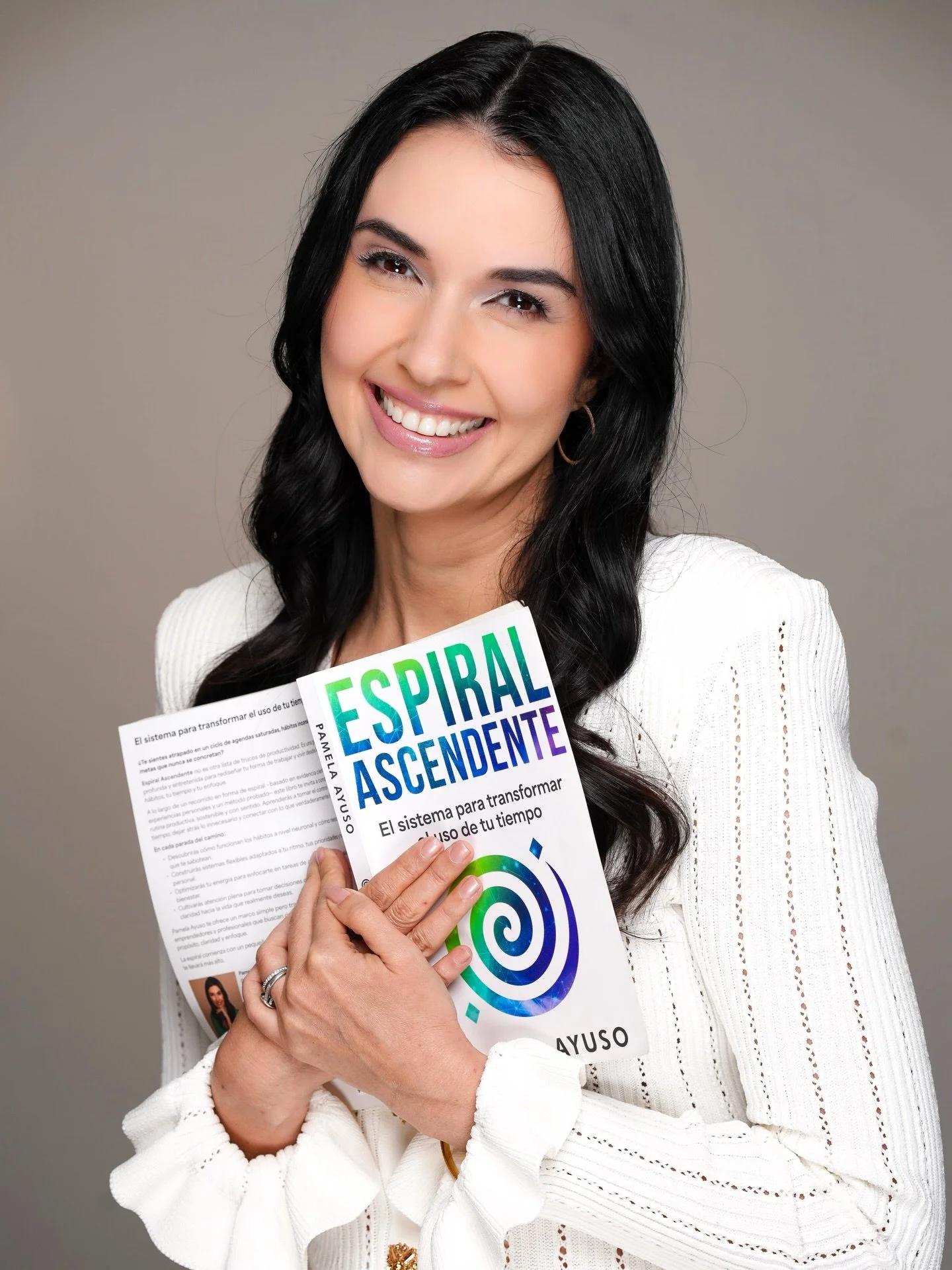 Estoy muy emocionada de contarles que Espiral Ascendente es mi nuevo libro.
Un proyecto que naci&oacute; en medio de d&iacute;as llenos, de rutinas reales, de agendas apretadas&hellip; y que poco a poco fue tomando forma. 

Es un libro sobre c&oacute