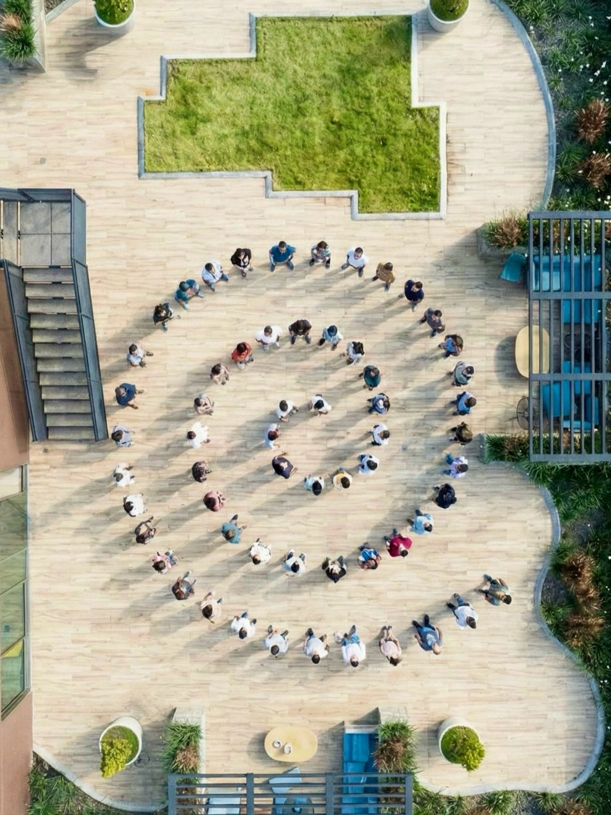 Hoy nos reunimos en forma de espiral para recordar que el crecimiento no es lineal, sino ascendente.
Cada paso, cada persona y cada historia suma en este camino compartido. 💫📘

Pronto Espiral Ascendente 🌀