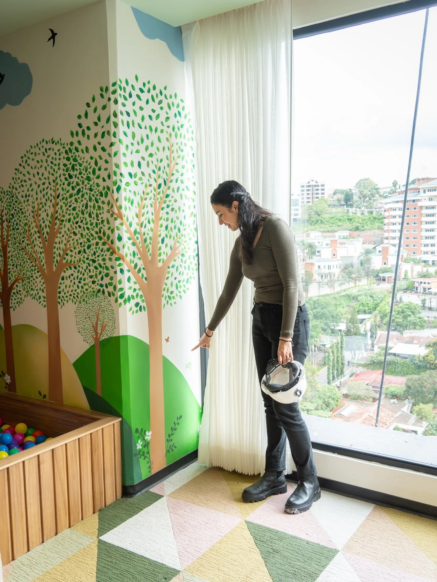 Hoy les quiero contar un dato que me encanta del &aacute;rea de juegos en Atlas:​

El mural que ven fue pintado por la artista hondure&ntilde;a @ginartbenitez. Quer&iacute;amos que este espacio tuviera algo especial, y qu&eacute; mejor que sumar colo