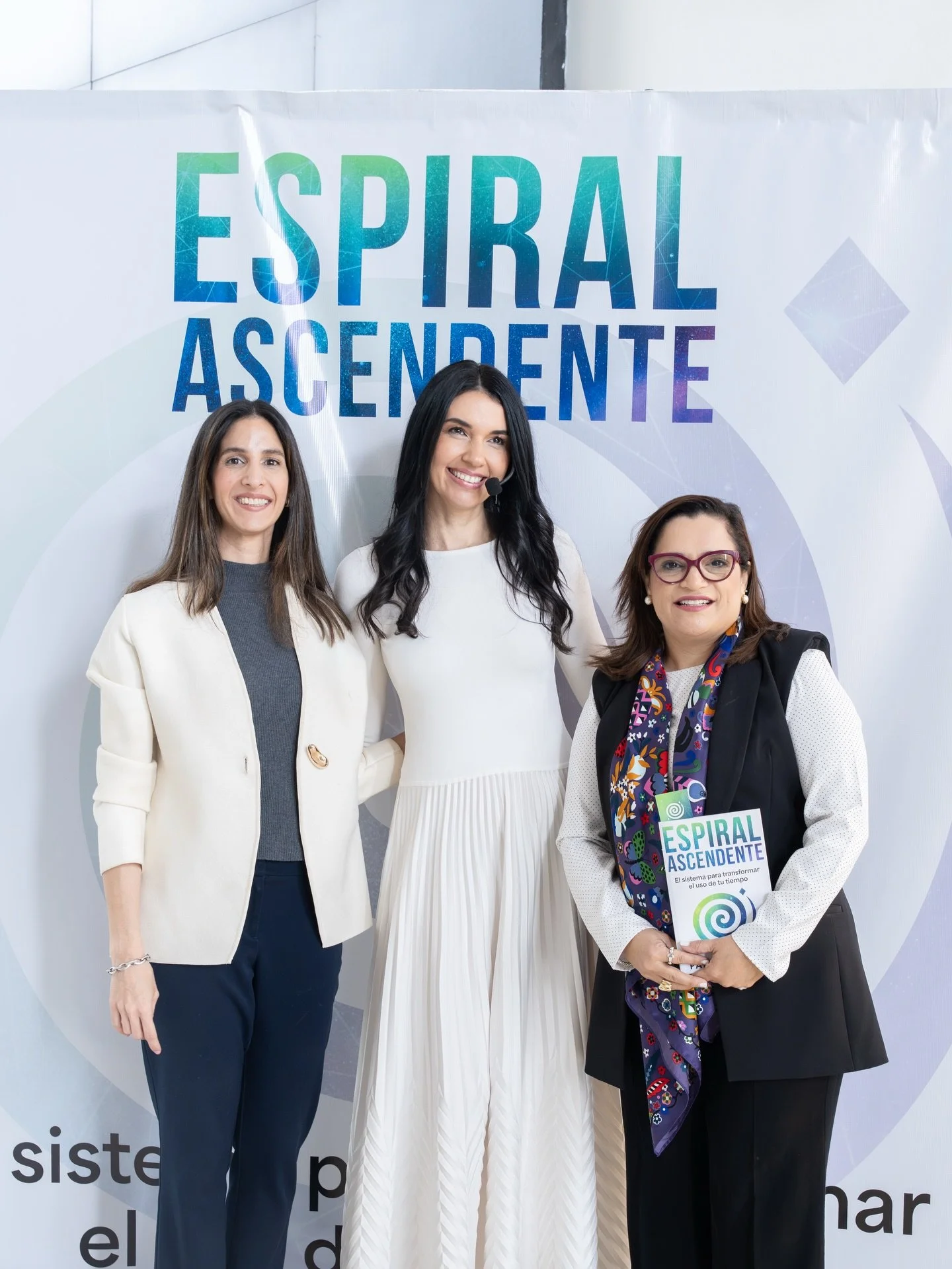 Esta ma&ntilde;ana, junto a @grupoficohsahn, tuvimos el lanzamiento de Espiral Ascendente y me quedo con una gratitud enorme. Gracias por estar, por escuchar, por hacer preguntas, por compartir historias.

Como les he contado, este libro no es solo s