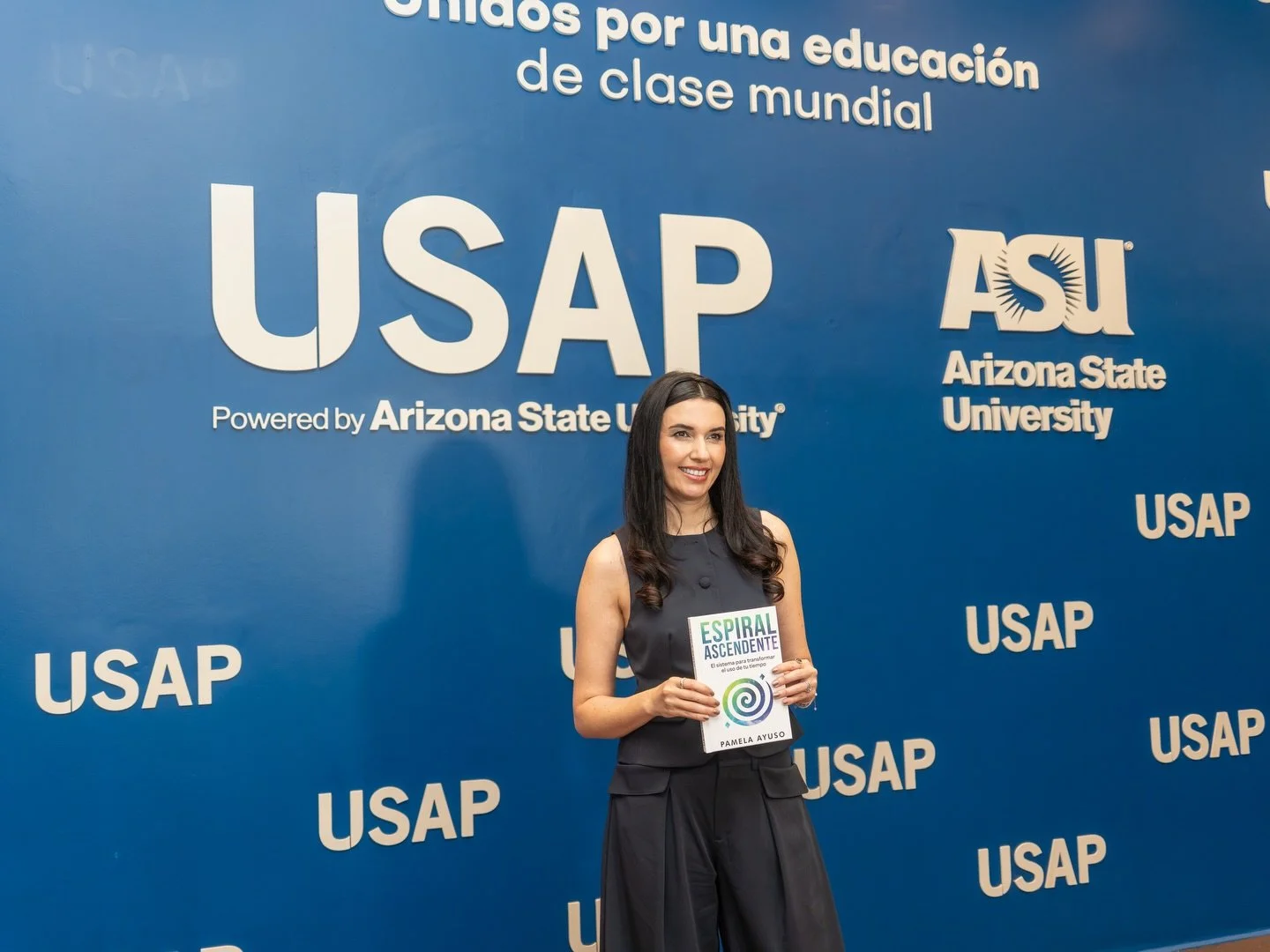 Gracias a @usaphn en San Pedro Sula por abrirnos el espacio, y a cada persona que lleg&oacute; a la presentaci&oacute;n y firma de Espiral Ascendente. ✨​
Me emocion&oacute; much&iacute;simo conocerlos, disfrut&eacute; su energ&iacute;a
&iexcl;Much&ia