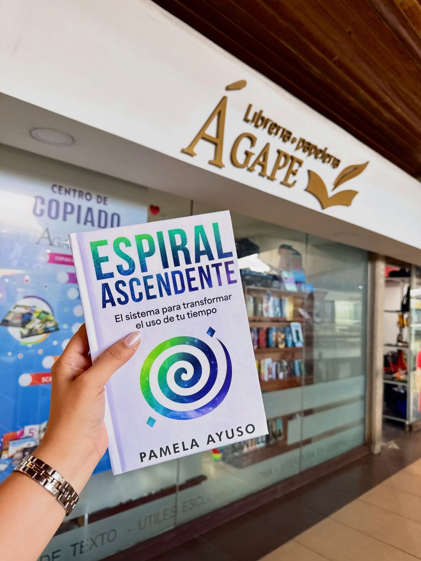 Por si todav&iacute;a no han adquirido Espiral Ascendente, en este carrusel les comparto las librer&iacute;as de Tegucigalpa donde pueden encontrarlo. 💜​

Librer&iacute;a Tinta y letras​
Librer&iacute;a Guaymuras​
Librer&iacute;a San Antonio​
Librer