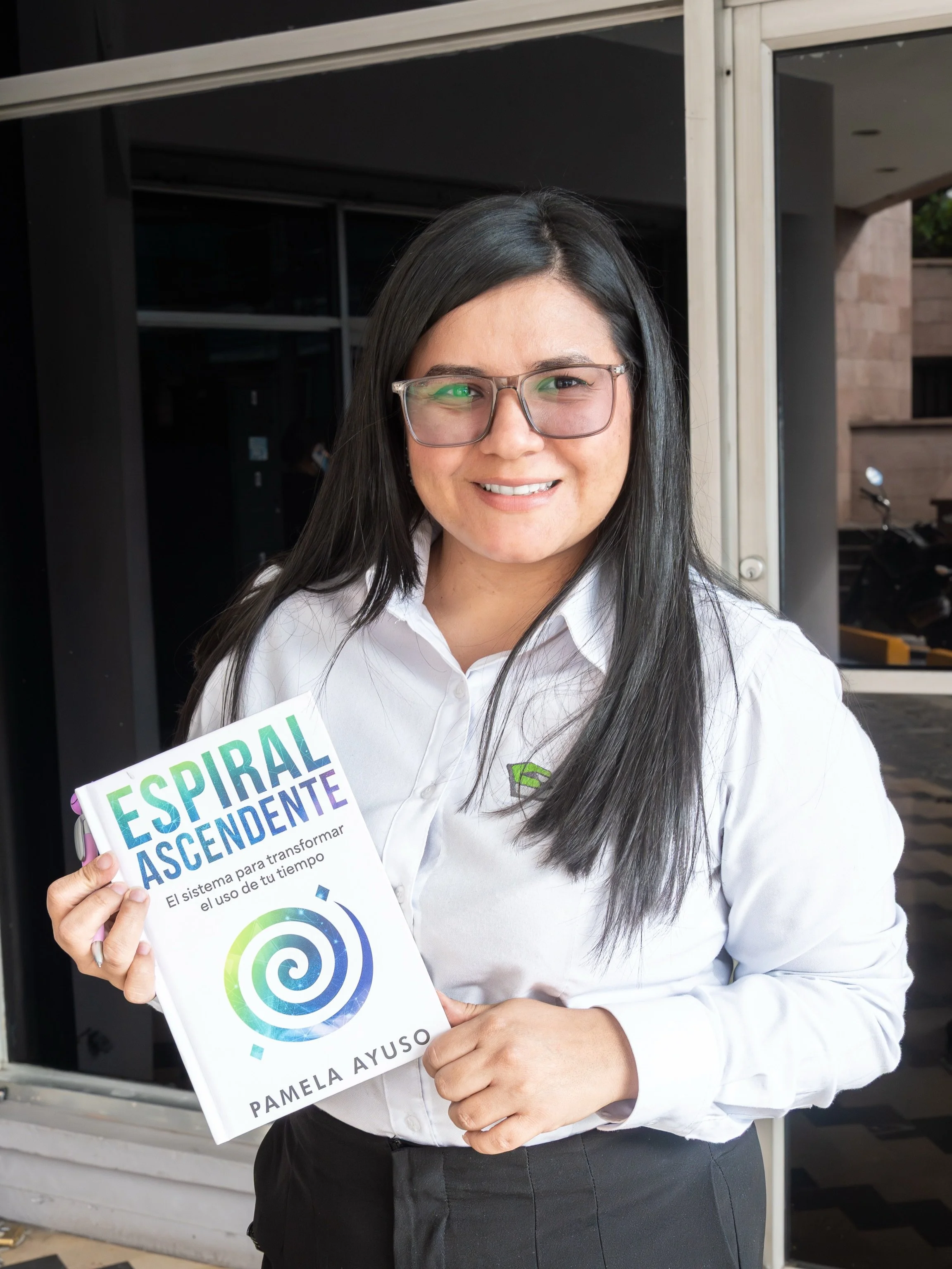Me encanta ver a tantas personas interesarse por Espiral Ascendente. 💜

Cada foto me recuerda que un libro no termina cuando se publica. Sigue creciendo con cada persona que lo lee, lo comparte, lo subraya o lo lleva a su propia vida.

Gracias por s