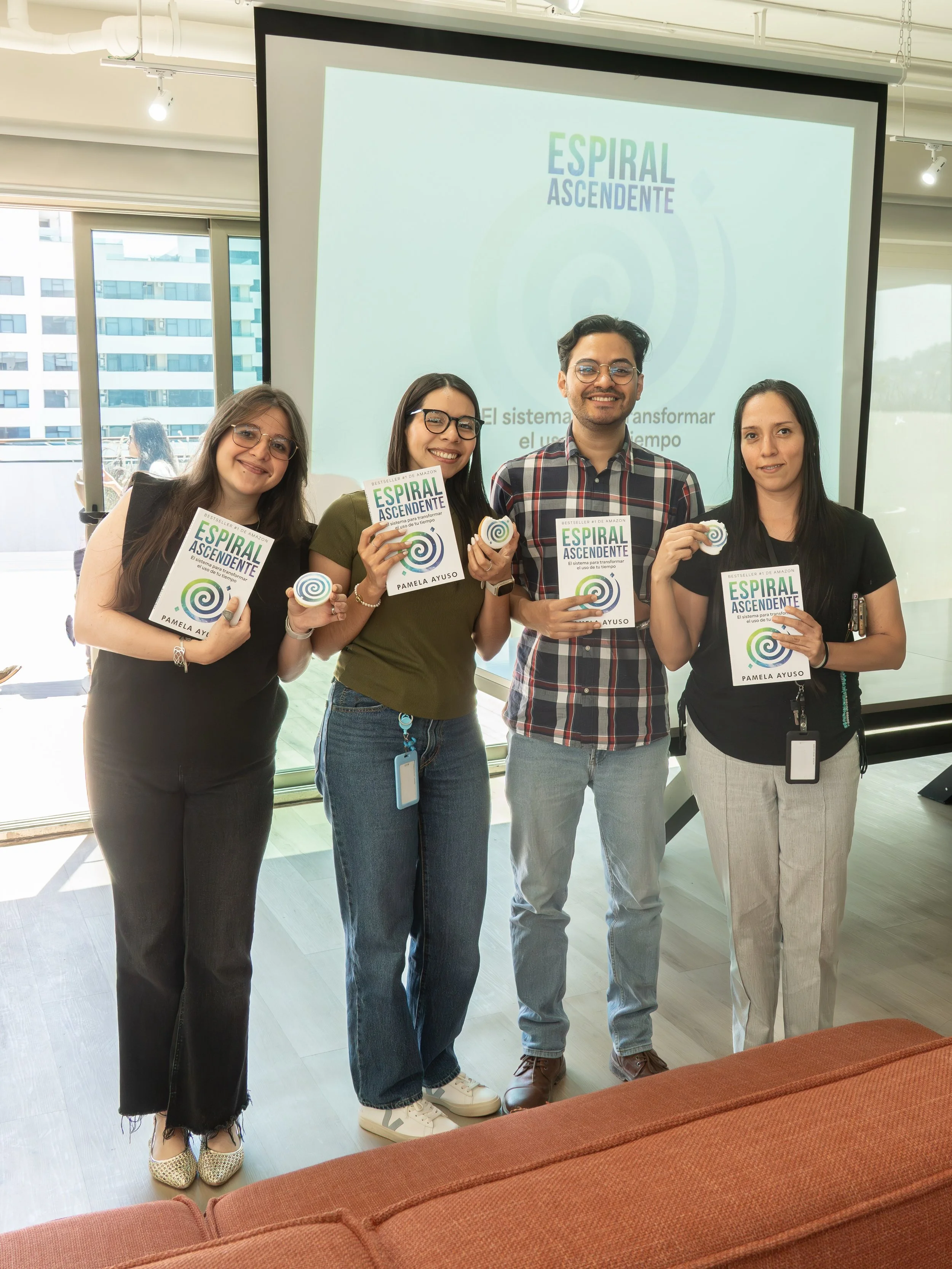 Espiral Ascendente lleg&oacute; a m&aacute;s personas porque ustedes lo leyeron, lo compartieron, lo recomendaron y lo hicieron parte de sus conversaciones.​

Eso es lo que m&aacute;s agradezco.​

Gracias a todas las personas de @celaquehn, quienes h