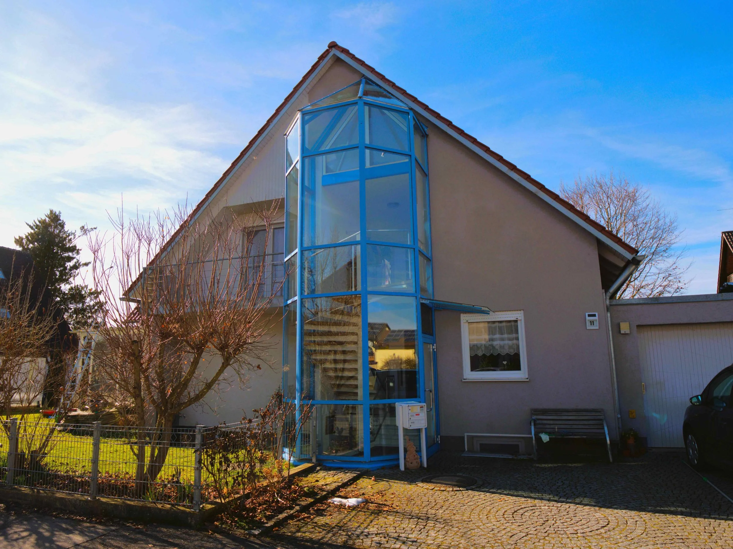 Glasgerüst außen an Haus, damit der Treppenaufgang