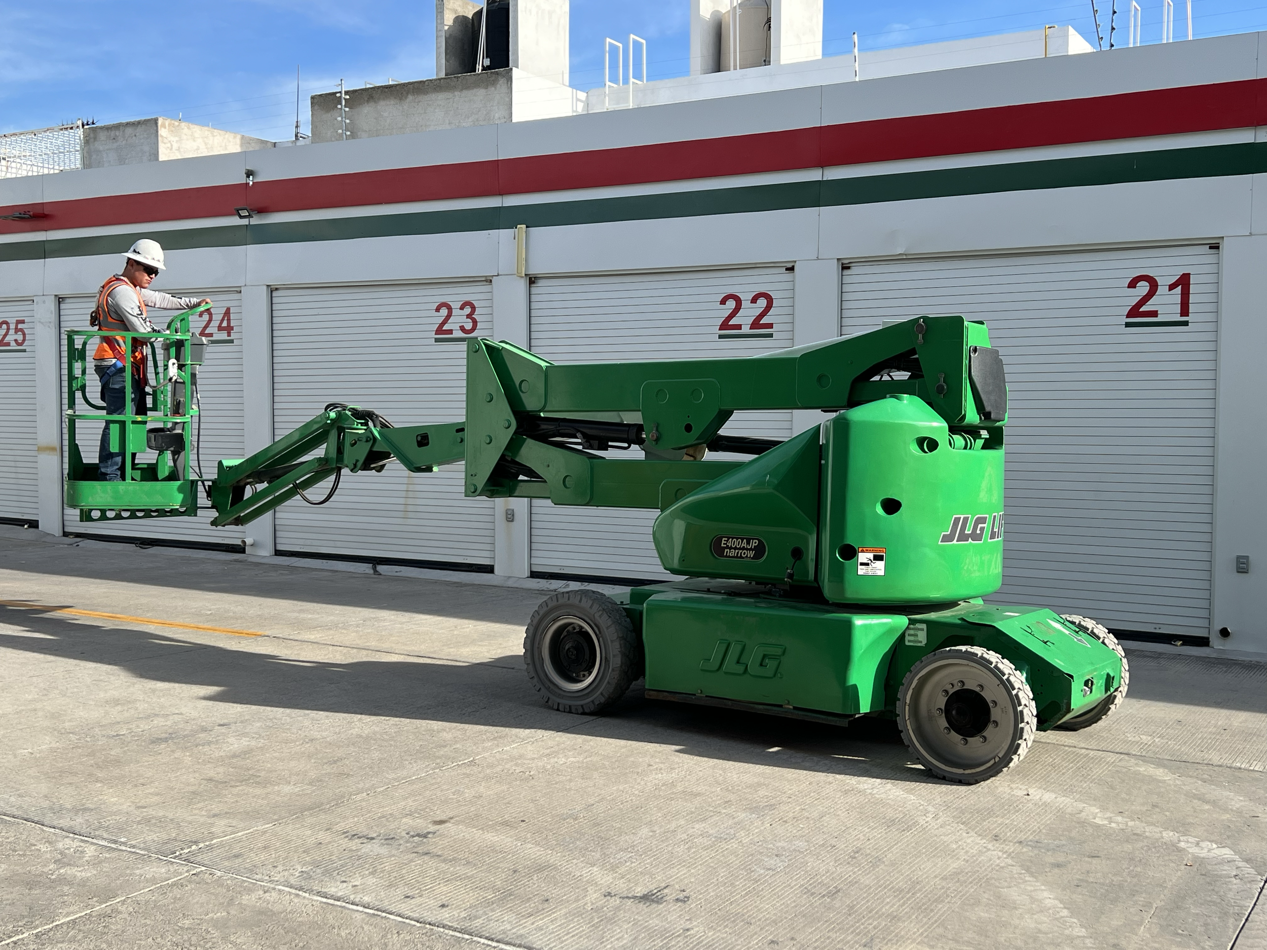 Un técnico de Oranssi trabaja en el proyecto de un techo