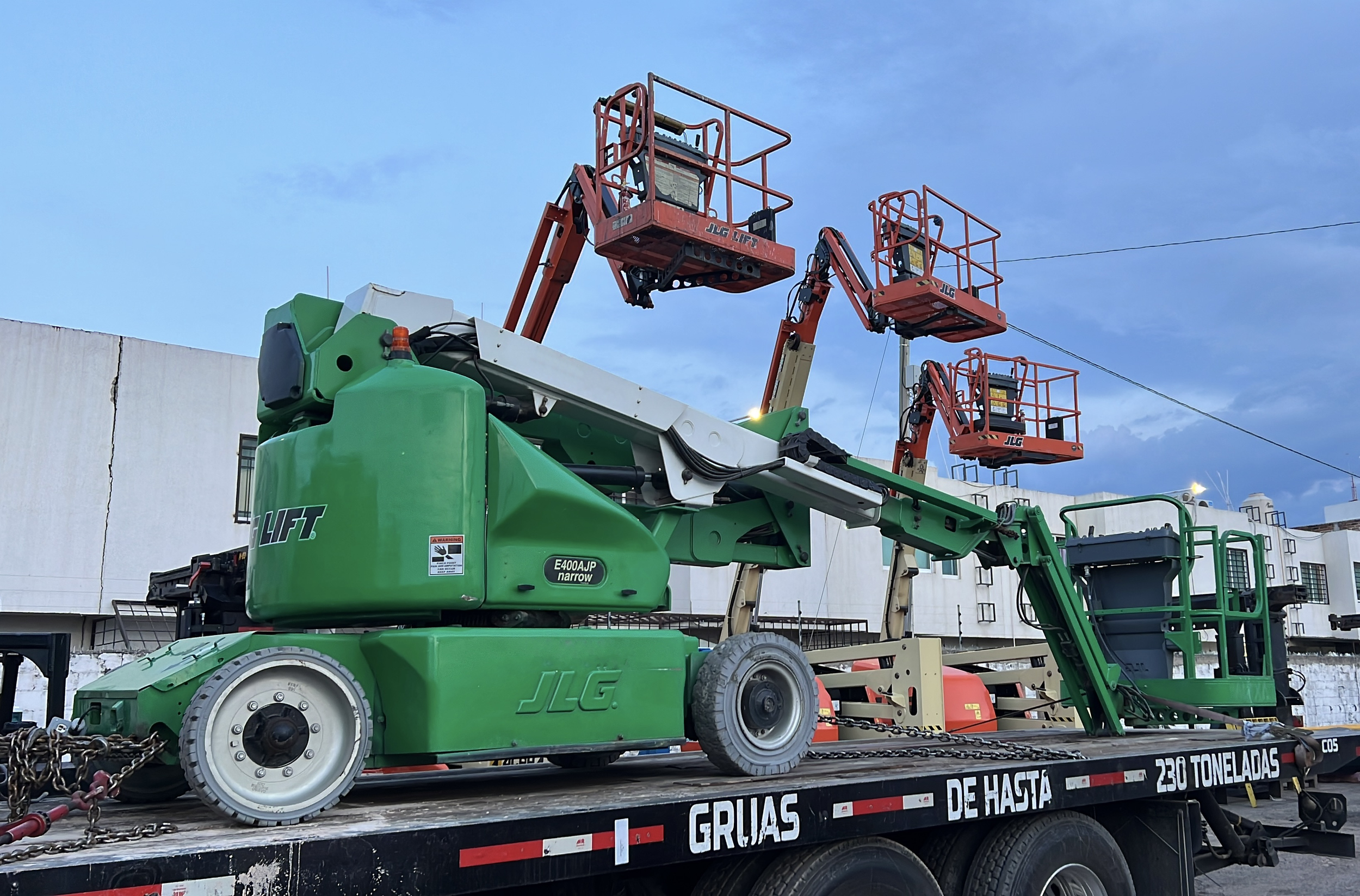 Un carpintero de Oranssi utiliza la sierra de mesa