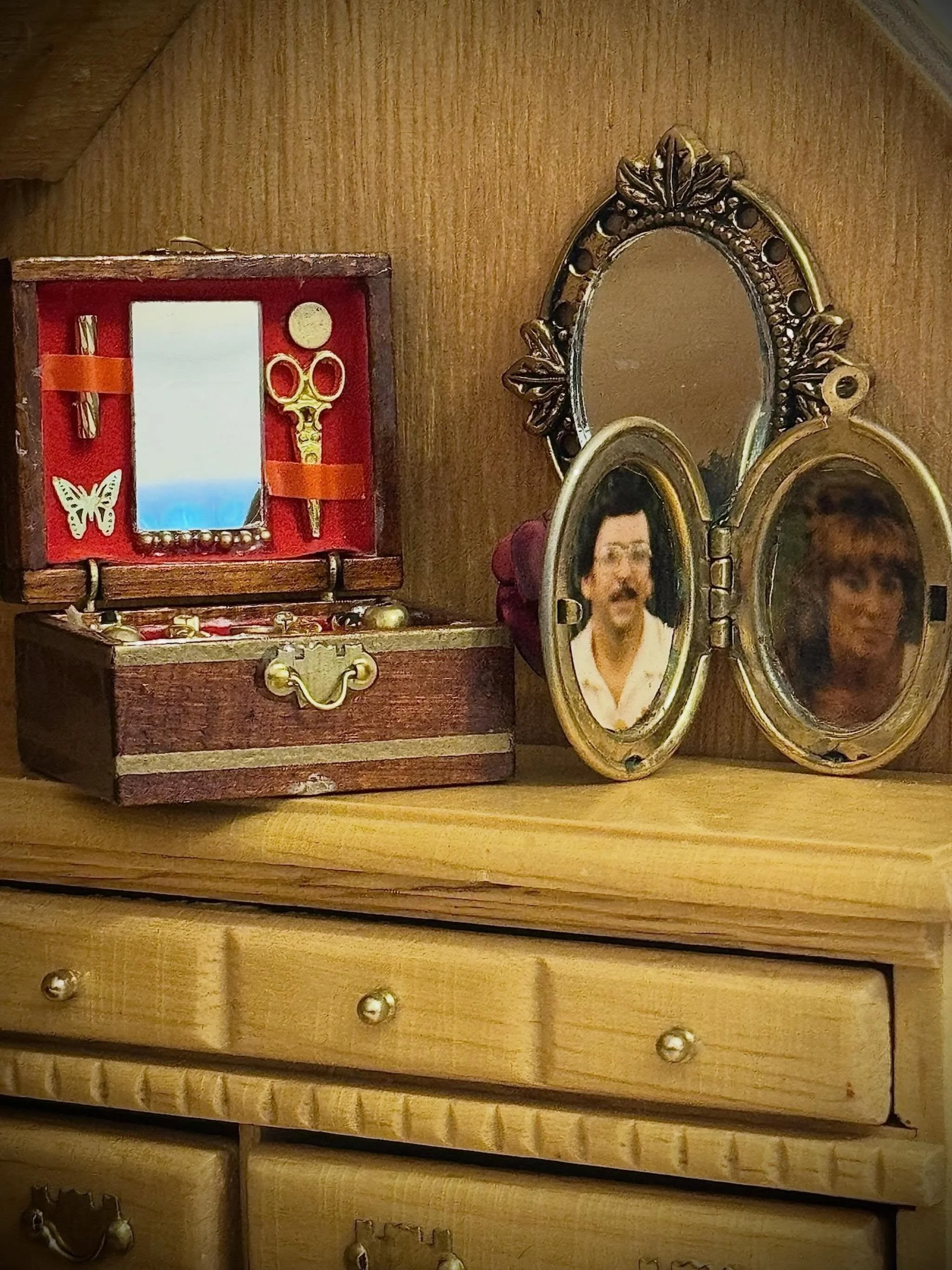 Sometimes real family treasures find their way into your dollhouses🤍 

Every good attic has a few family treasures.

Aunt Bea&rsquo;s includes these cameo portraits of my mom and dad from many years ago.

I smiled when I found the perfect spot for t