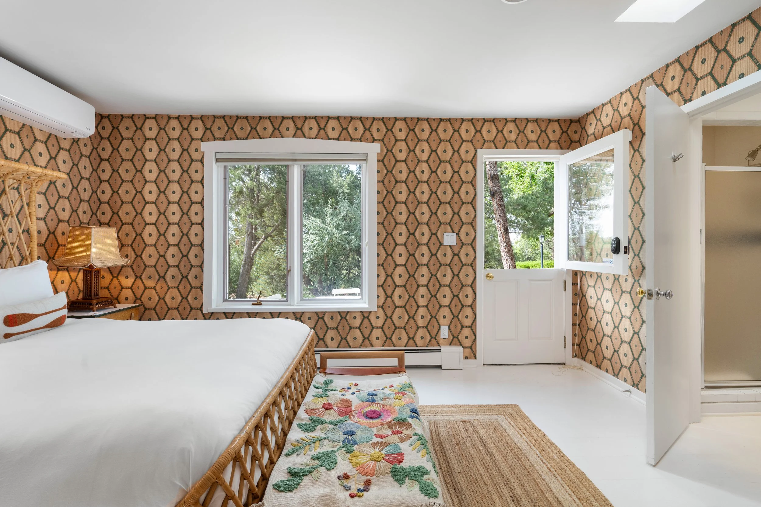 Private En Suite with Bath Queen Bedroom