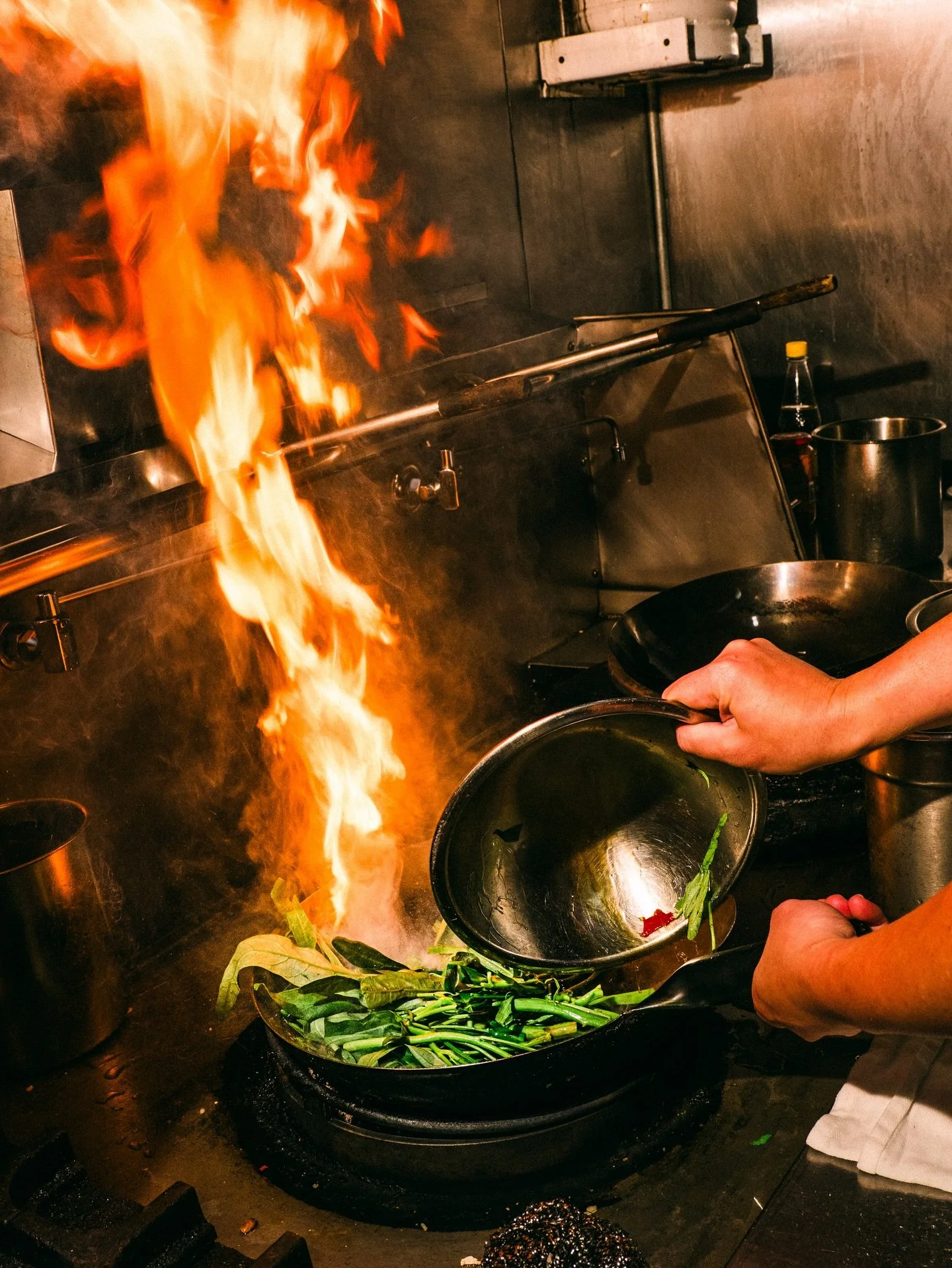 Every meal here be like 🔥🔥

📸: @cmcintoshphoto 

#mahaniyomboston #thaitapas #eatlikethai #cookingwithfire