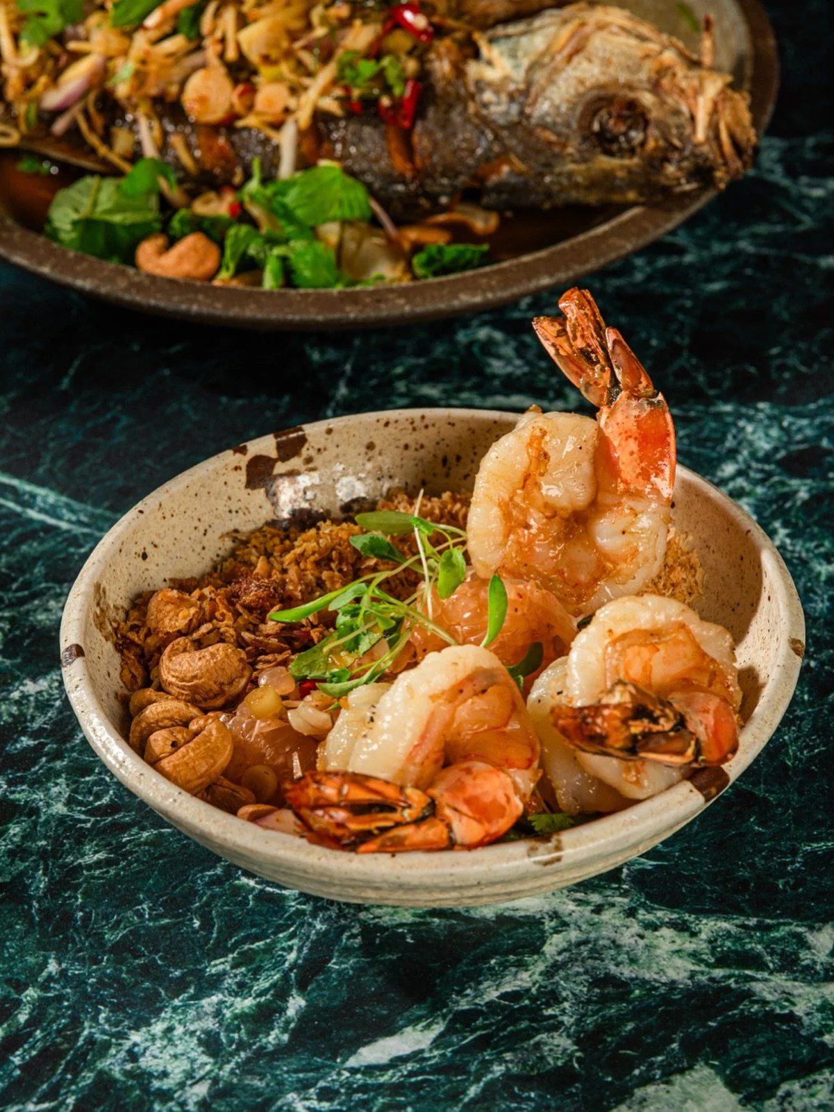 Layers of texture and flavor in one dish 🧡  YUM SOM O, our seasonal Pomelo Salad with Thai traditional dressing, Chili jam, Roasted coconut, Cashew nut, Fried shallot, Shrimp flake and Fried Jumbo Black Tiger Shrimp  📸:&nbsp;@cmcintoshphoto

#mahan