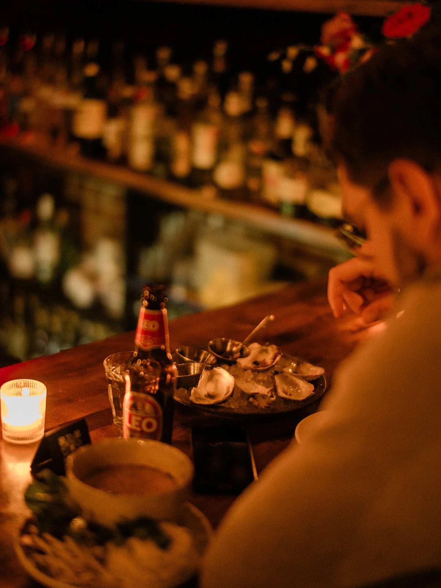 Bar seats, shared plates and a moment to slow down 🍻  On the bar: KANG PUU (Crab Curry), OYSTERS served with Thai Seafood sauce, Leo Beer 
📸:&nbsp;@cmcintoshphoto

#MahaniyomBoston&nbsp;#BostonEats&nbsp;#ThaiRestaurant&nbsp;#BostonFoodies&nbsp;#Bro