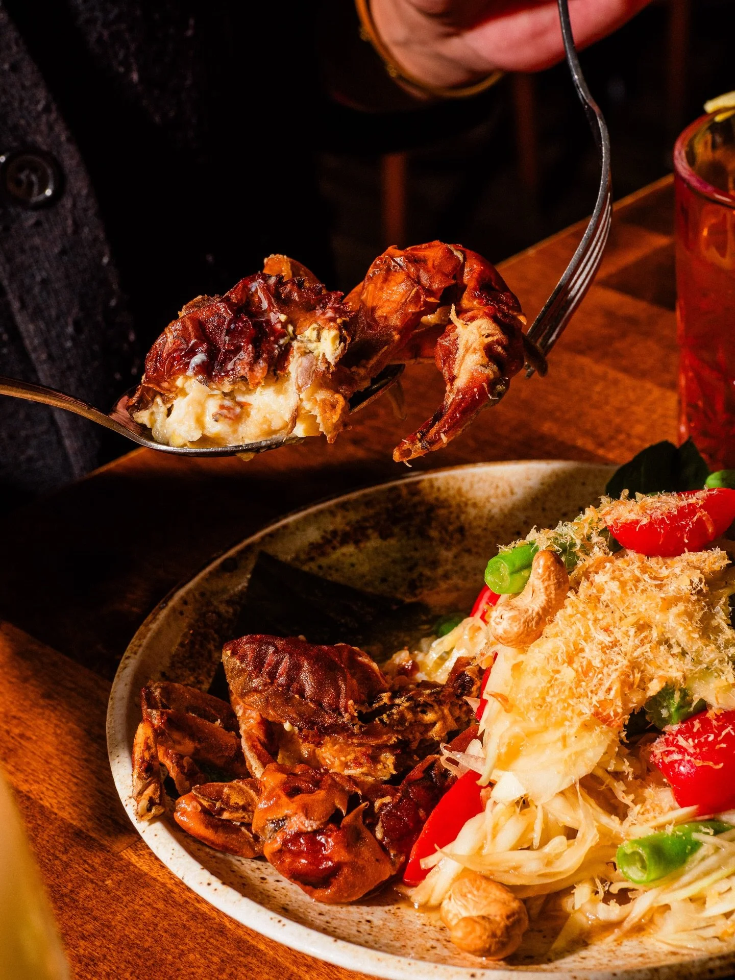 Wanna take a bite? 👀

🦀 SOM TUM PUU NIM | Thai papaya salad with soft shell crab, shrimp flake, Thai chili, and cashew nut

Don&rsquo;t just think about it, come try it 😏 Book your table via the link in bio.

📸 @cmcintoshphoto 

#MahaniyomBoston&