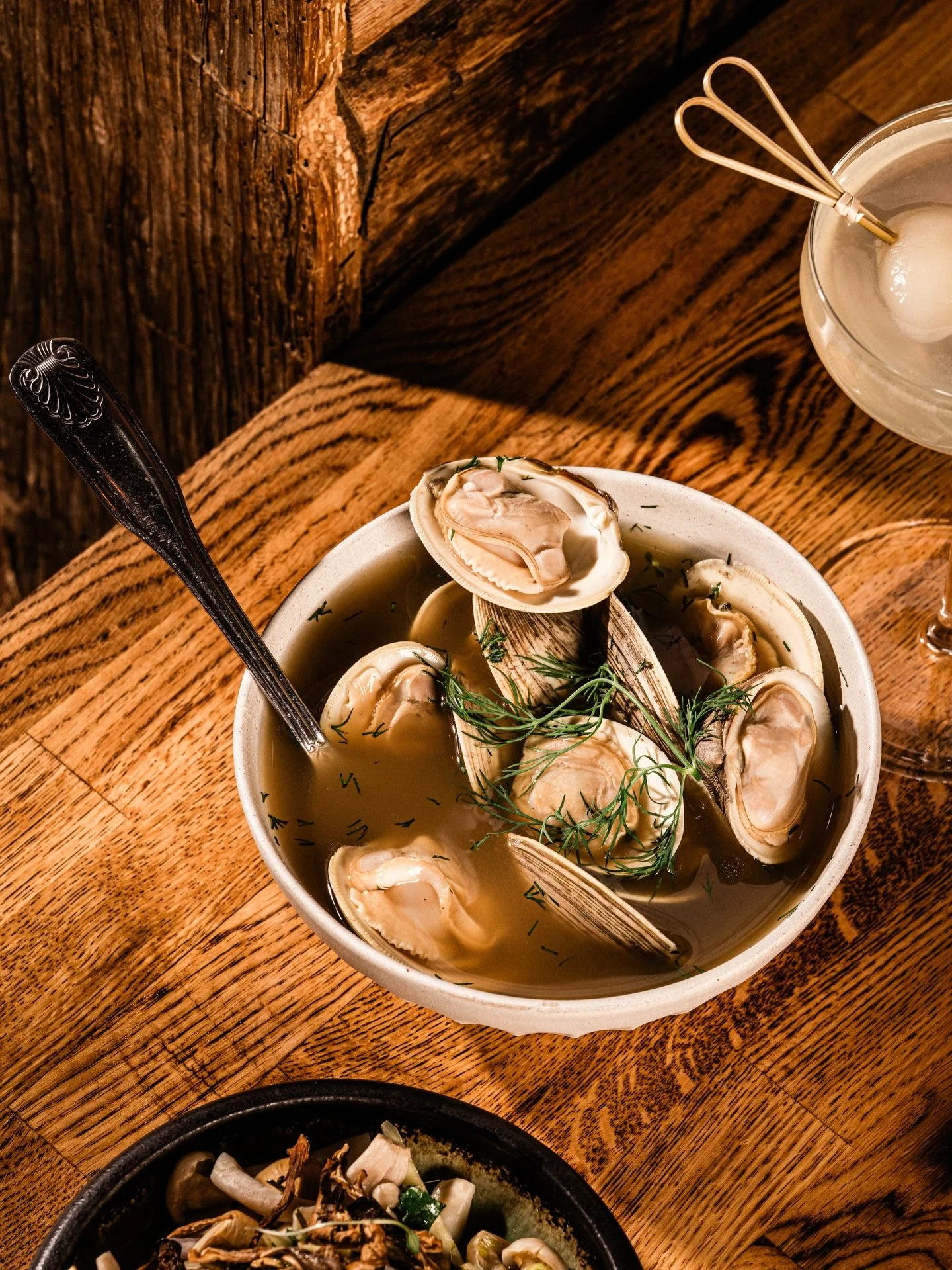 RANJUAN HOI - Countneck Clams, Shrimp Paste, Thai herbs

🇹🇭 Royal Thai &ldquo;Ranjuan&rdquo; Soup with Fresh Countneck Clams

Classic. Bold. Aromatic. Dive into the deep flavors of Thai history with our Kaeng Ranjuan. The briny sweetness of Countne