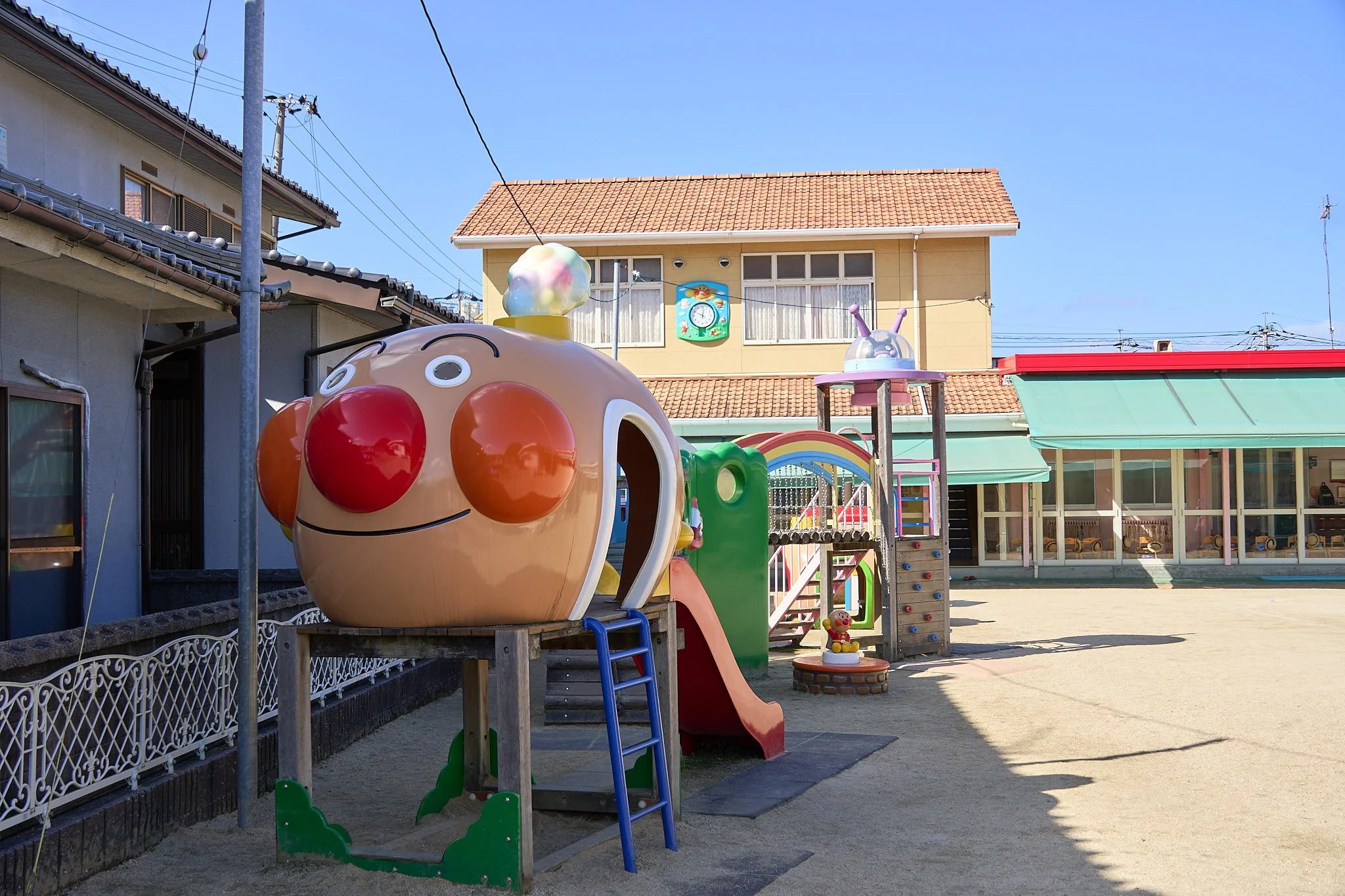 御幸南保育所園庭の遊具アンパンマン