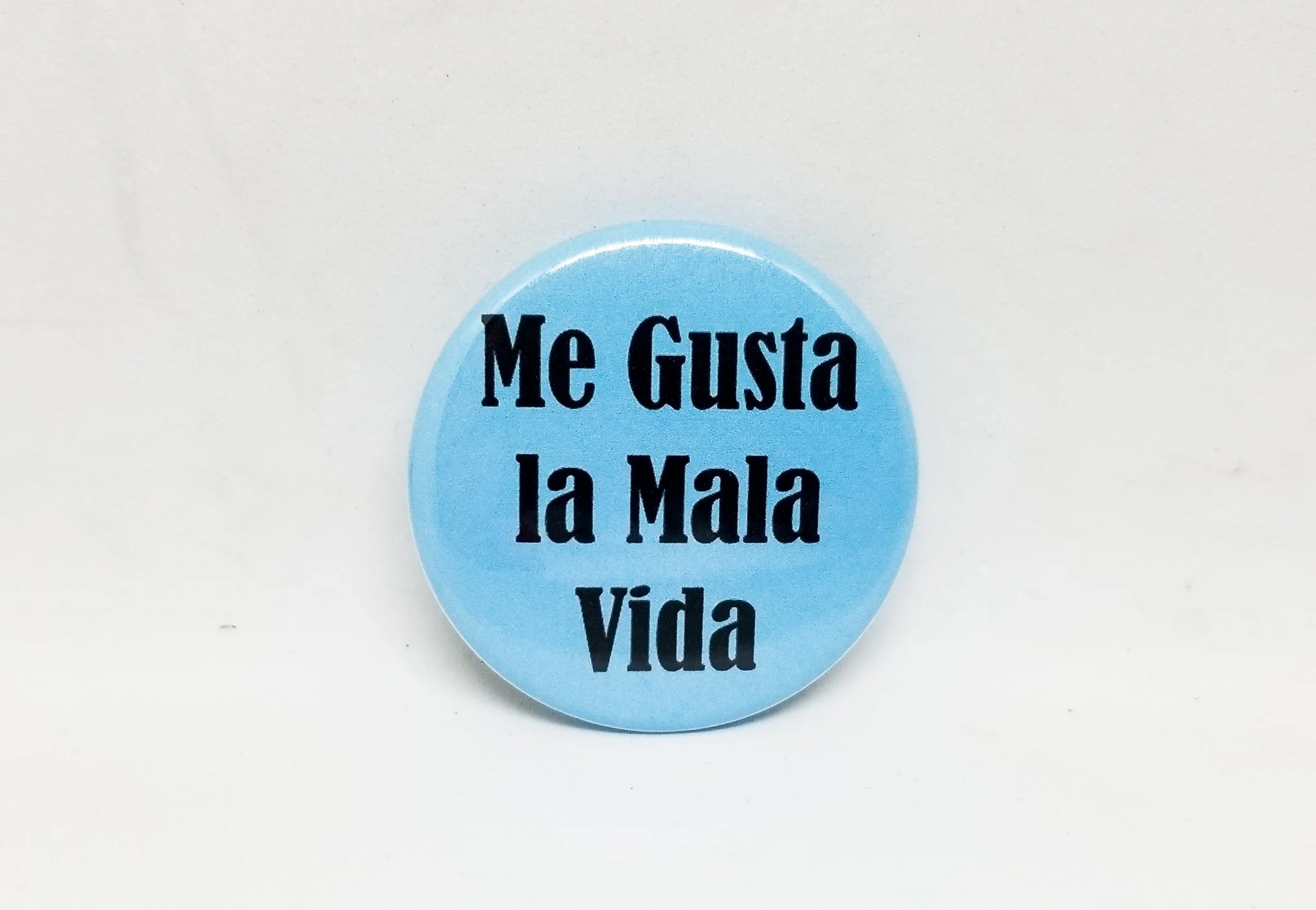 Me Gusta La Mala Vida button pin