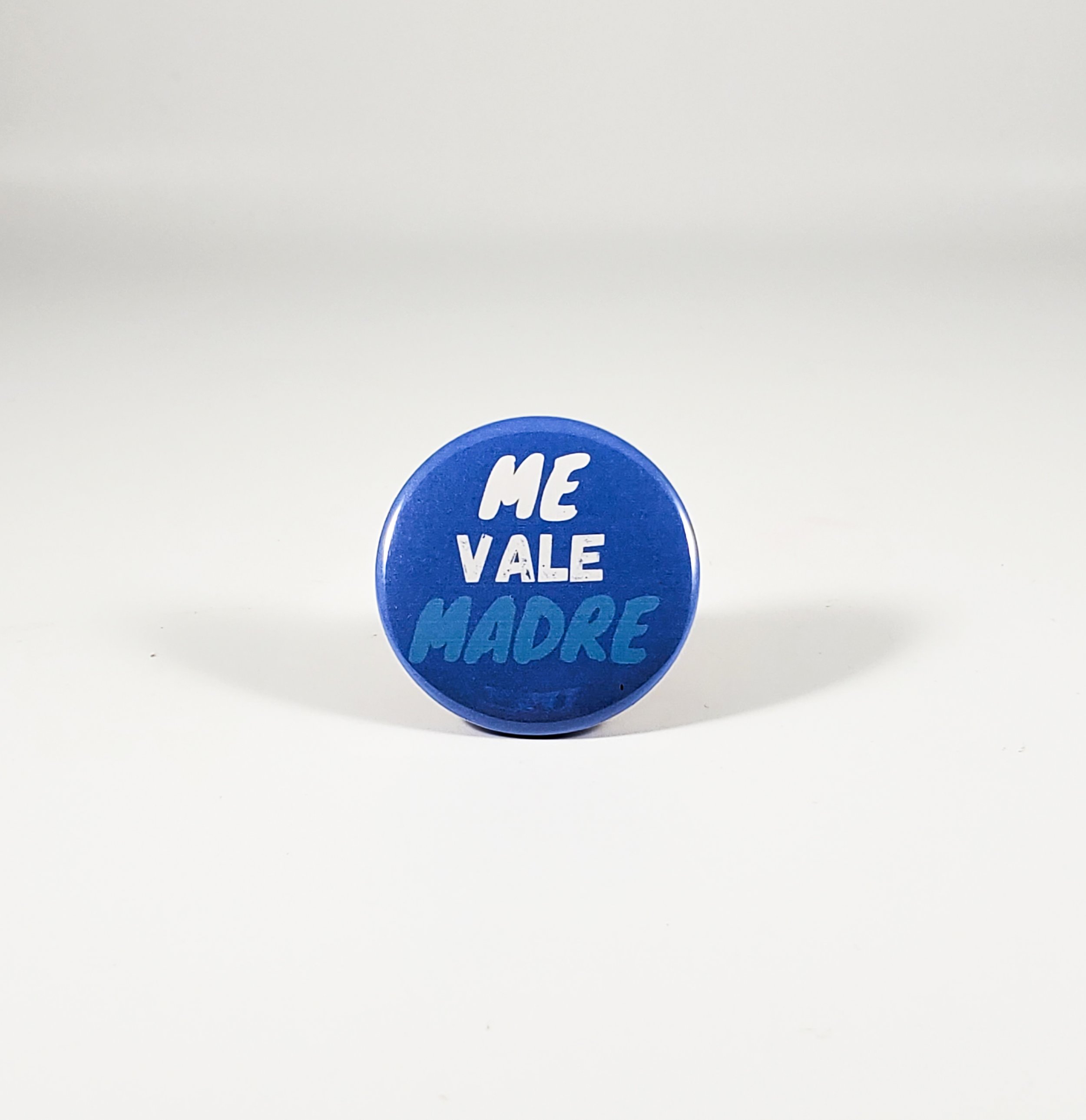 Me Vale Madre button pin