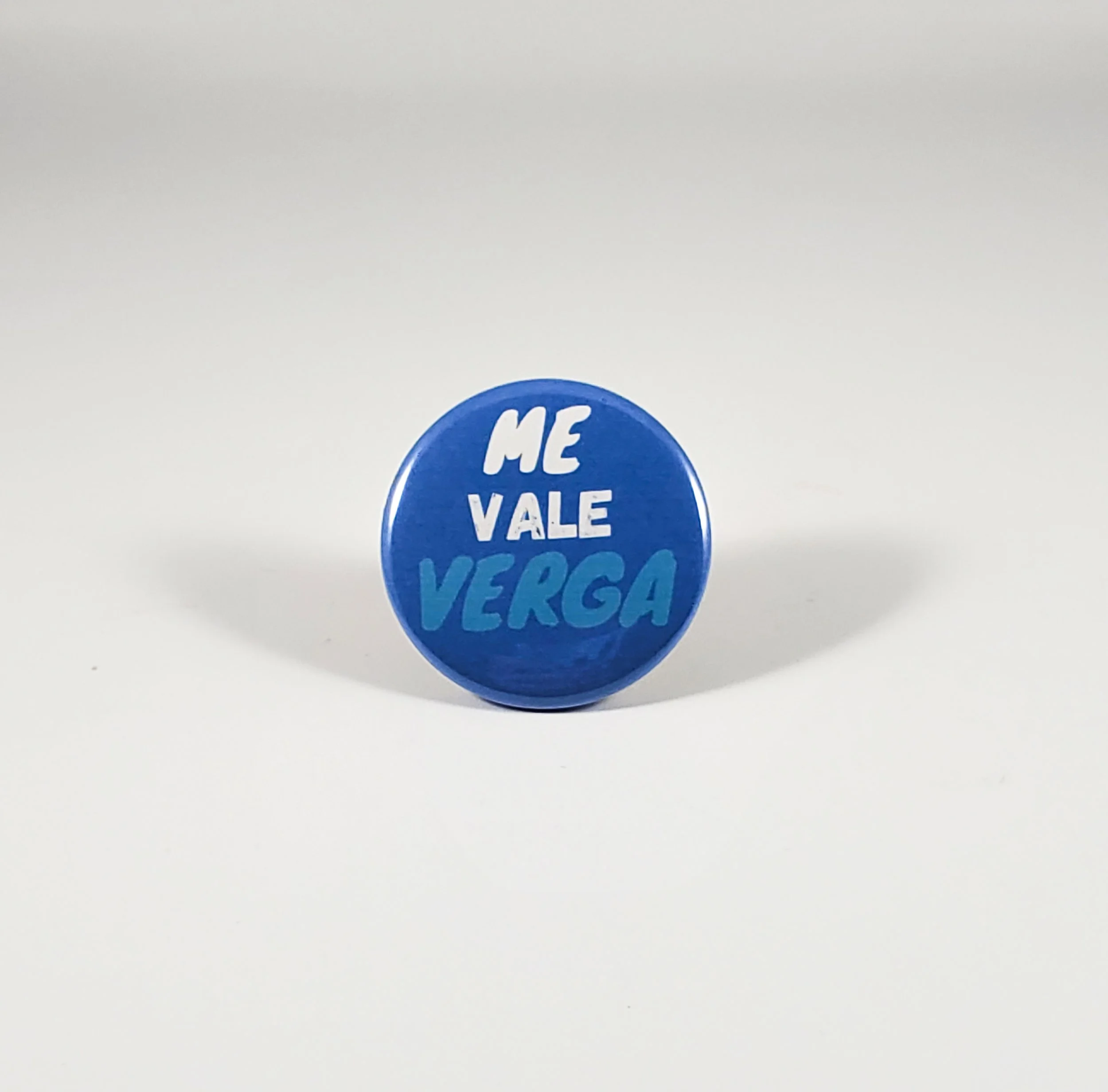 Me Vale Verga button pin
