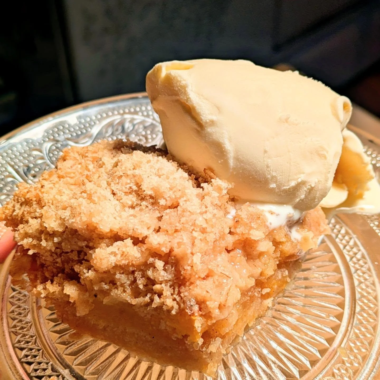 Summer food series: Peach apricot crumb bar with a scoop of French vanilla ice cream. Nothing better for the warm sweet Chicago nights!

#chicagofood #chicagochef #chicagopersonalchef #summerfood #stonefruitseason