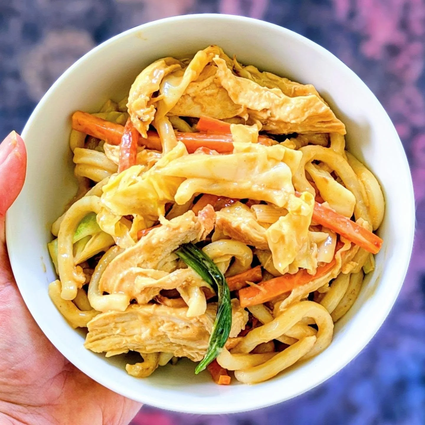 Peanut udon with shredded chicken, carrots, cabbage, and scallions. A quick and flavorful lunch good hot or cold.

#chicagopersonalchef #chicagofood #chicagochefs #summerfood #peanutnoodles