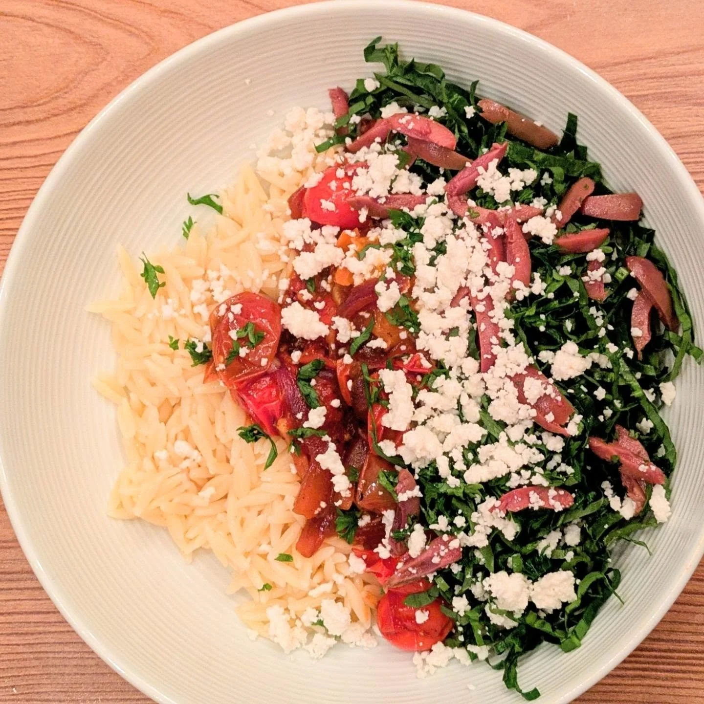 Orzo with end of summer burst tomato sauce made with freshly harvested cherry tomatoes. Added black olives and feta for a briney kick.

#chicagopersonalchef #chicagofood #chicagochef #gardenharvest #seasonseatings