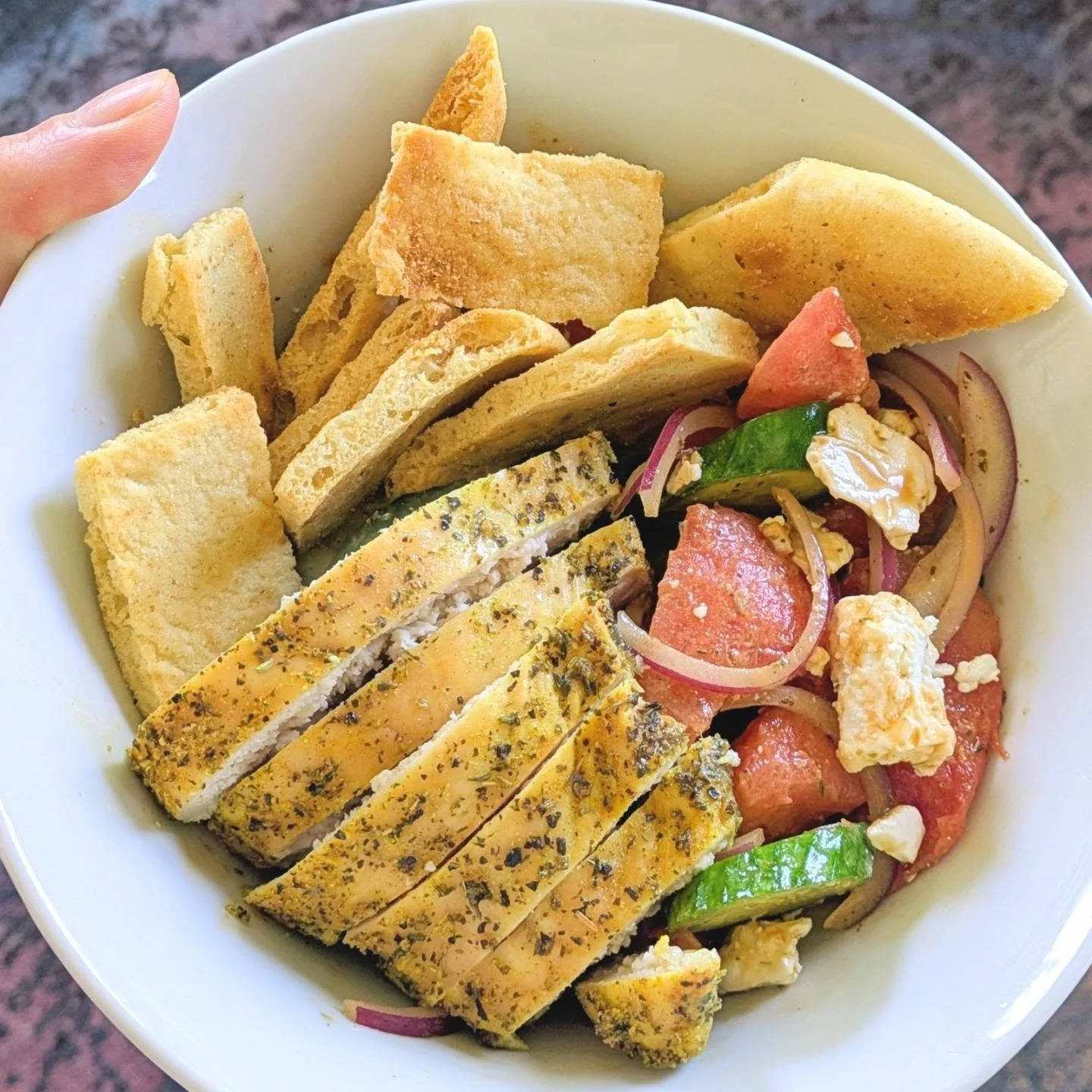 Baked chicken with a watermelon Greek salad made for a client who can't eat tomatoes but loves crunchy fruit salads.

#chicagopersonalchef #chicagochefs #chicagofood #nightshadeallergy #variationsonatheme