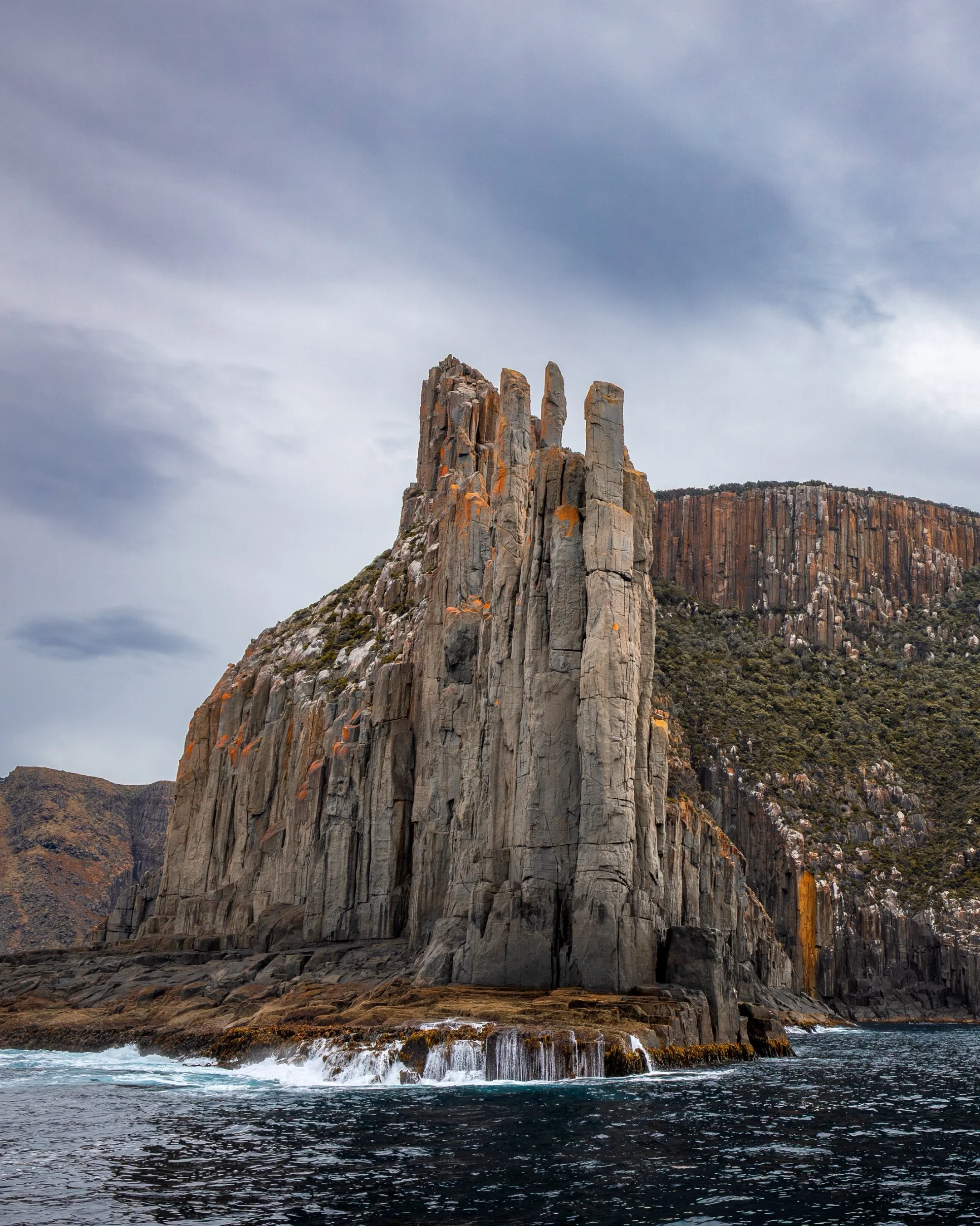 Cape Raoul off the Tasman peninsula, located in the south east of Tasmania was stunning to see via the coastal cruise I took with @pennicottjourneys a couple of months ago. Here is one of many shots taken. Friendly and very informative crew on board 